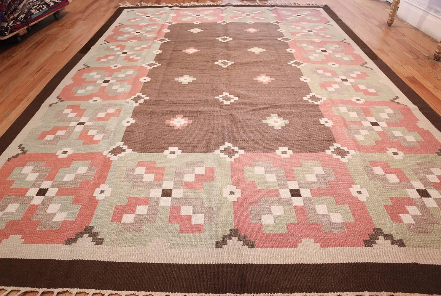 Mid-Century Modern Vintage Swedish Kilim. Size: 9 ft 9 in x 13 ft 4 in (2.97 m x 4.06 m)
