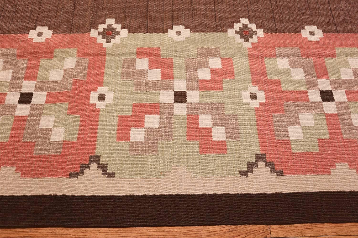 Vintage Swedish Kilim. Size: 9 ft 9 in x 13 ft 4 in (2.97 m x 4.06 m) In Good Condition In New York, NY