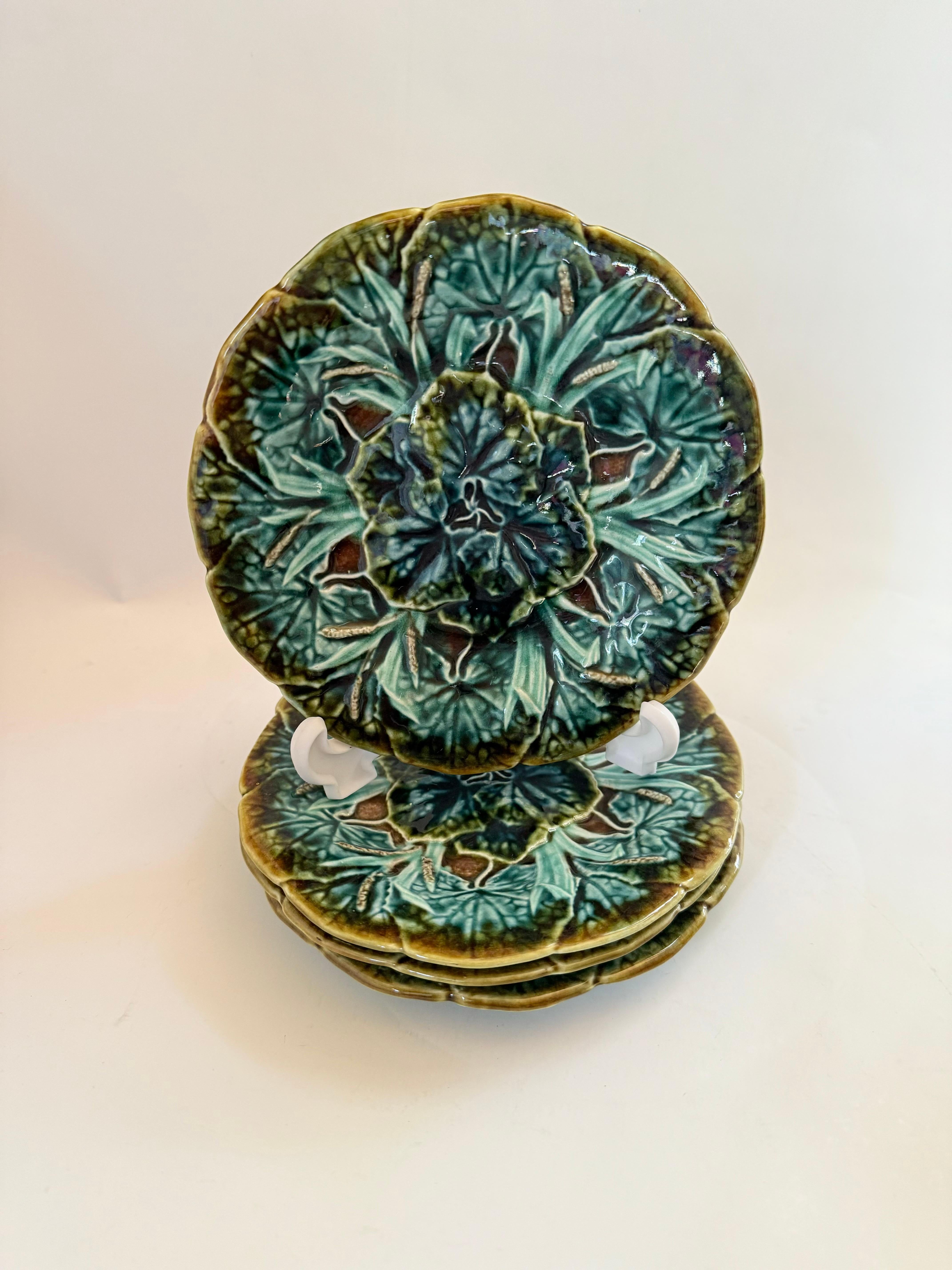 Atractivos platos laterales de mayólica vintage de la famosa empresa sueca Gustavsberg, 1940-1970 , según marca. 
Diseño floral vibrante 
Diámetro 15,5 cm
Juego de 4 platos 
Buen estado vintage sin daños 
Craquelado claro
