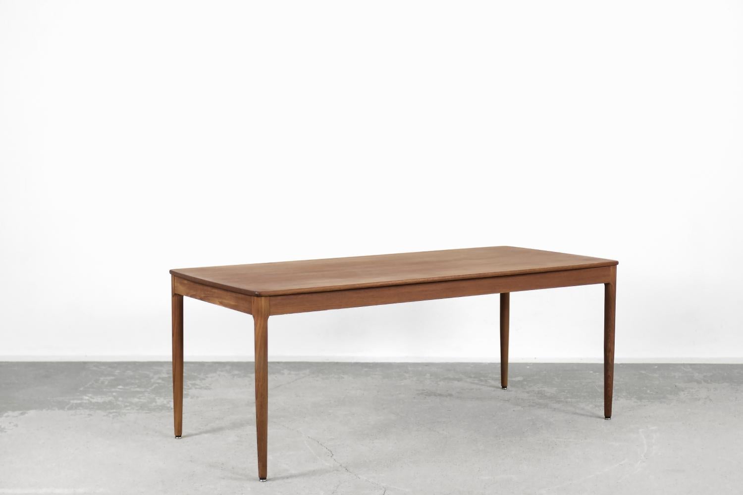 This modernist coffee table was designed by Yngvar Sandström for the Swedish AB Seffle Möbelfabrik manufacture during the 1960s. It is made of high-quality teak wood, which is extremely resistant to external factors, and owes its longevity mainly to