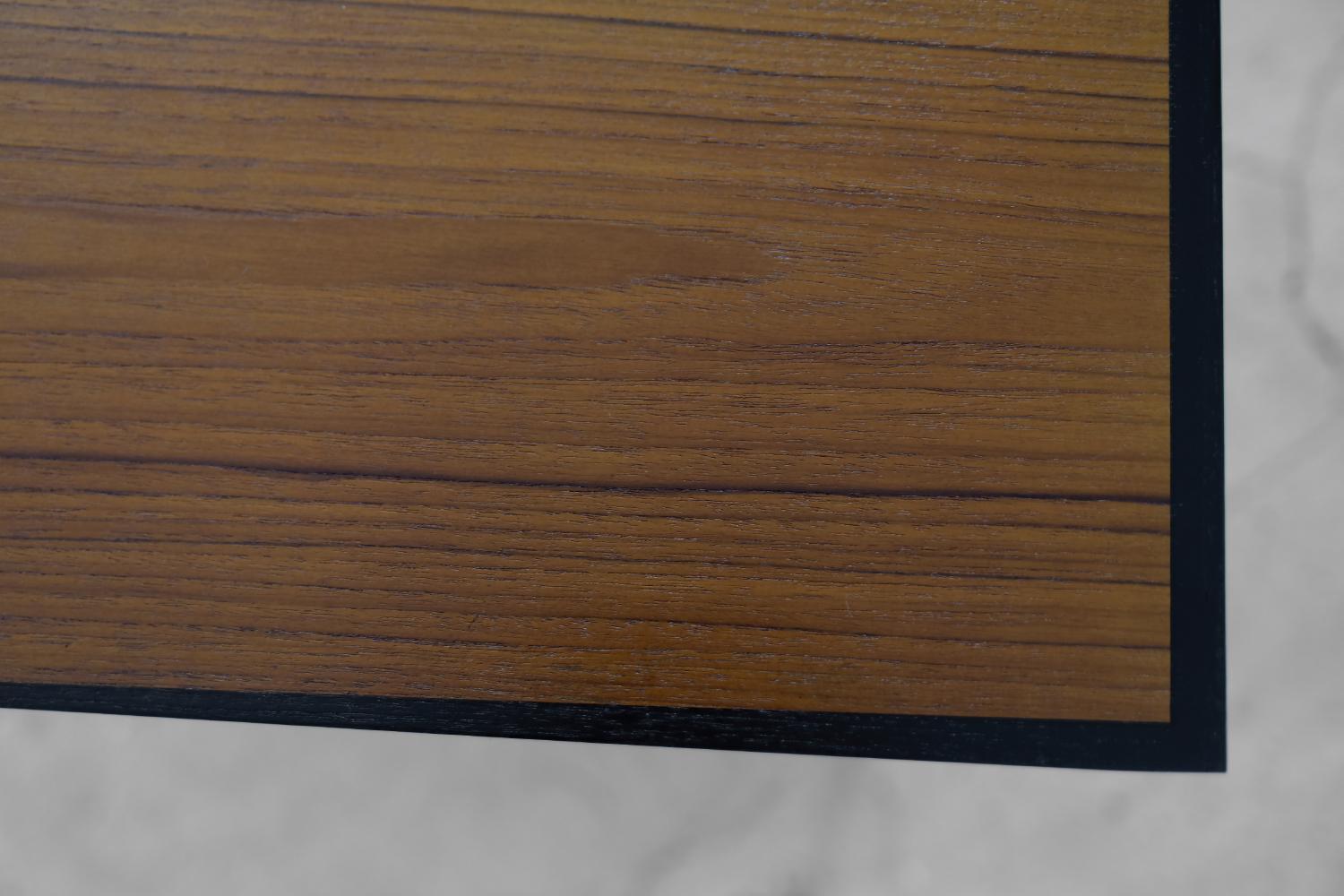 Scrivania svedese vintage di metà secolo in legno di teak scandinavo moderno con cassetti in vendita 7