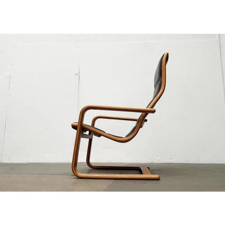 Fauteuil de salon à haut dossier du fabricant suédois Swedese d'après un design d'yngve ekström.

Le lamello est un classique du design signé yngve ekström. Les joues incurvées en bugholz sont à l'origine de la 