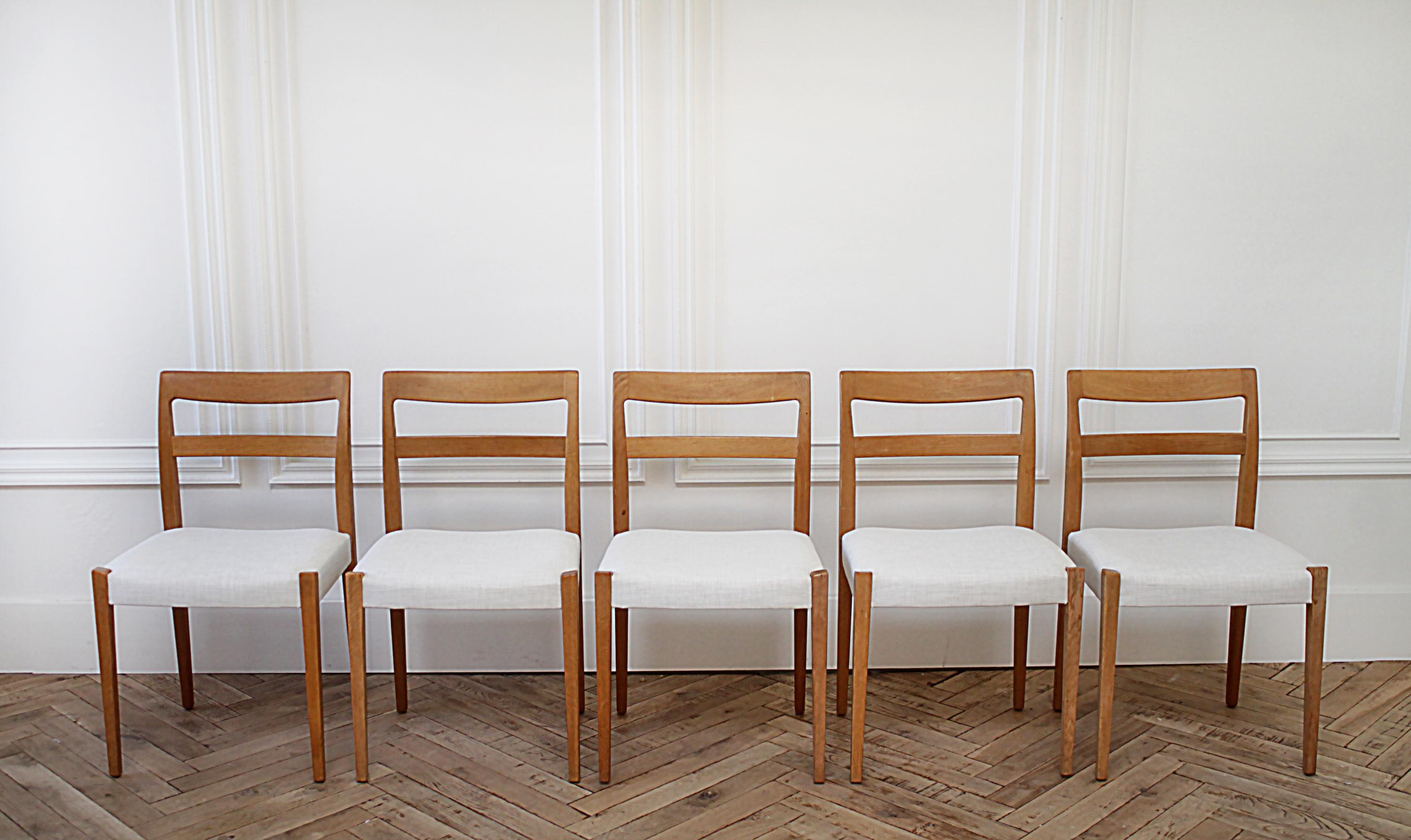 Vintage Swedish modern dining chairs by Troed Bjarnum. A medium colored walnut frame, with light natural colored upholstery. Set of 5, ready for everyday use.
Measures: 18.5