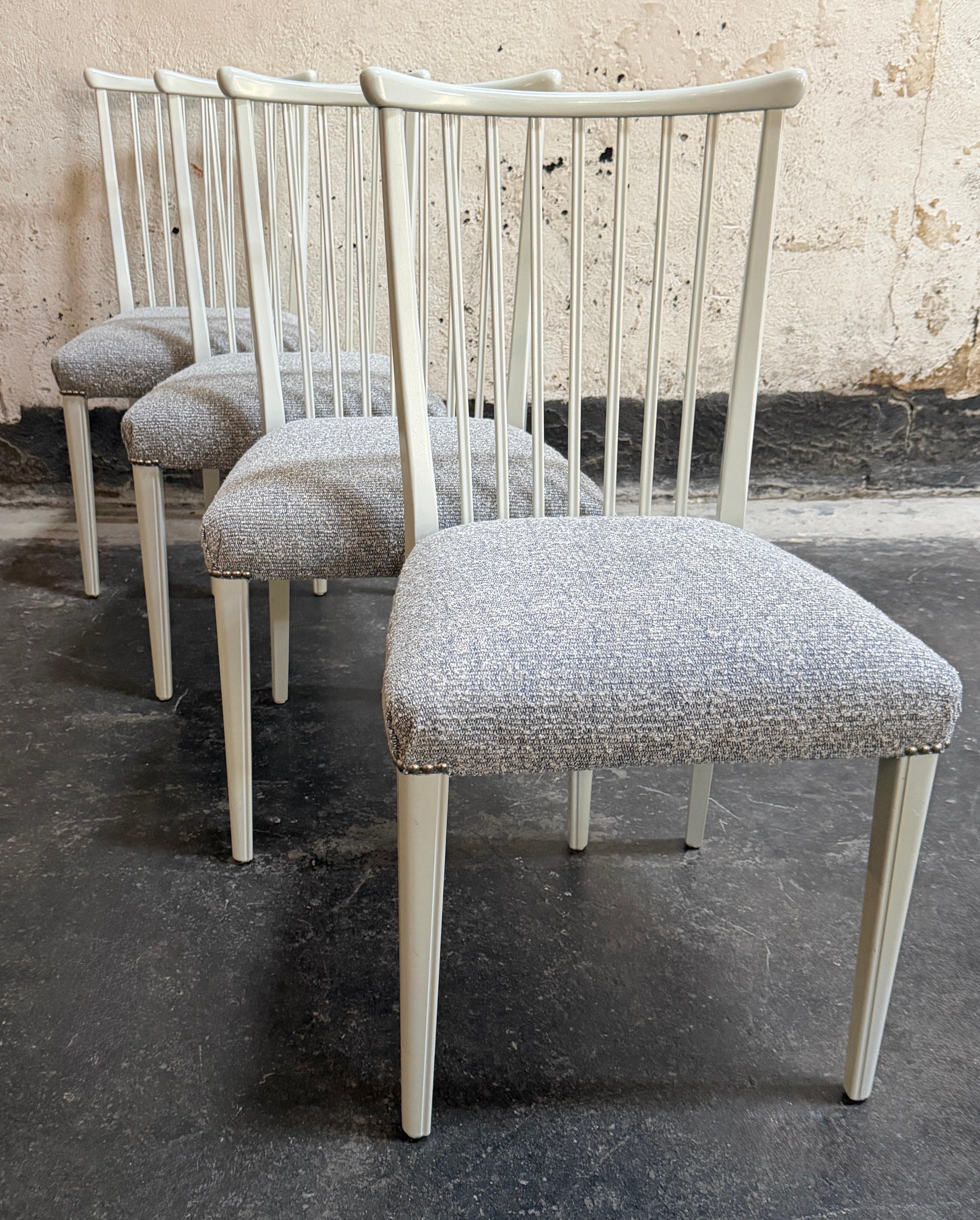 Vintage Swedish Modern Gustavian Dining Chairs - Ensemble de quatre chaises entièrement restaurées en vente 3