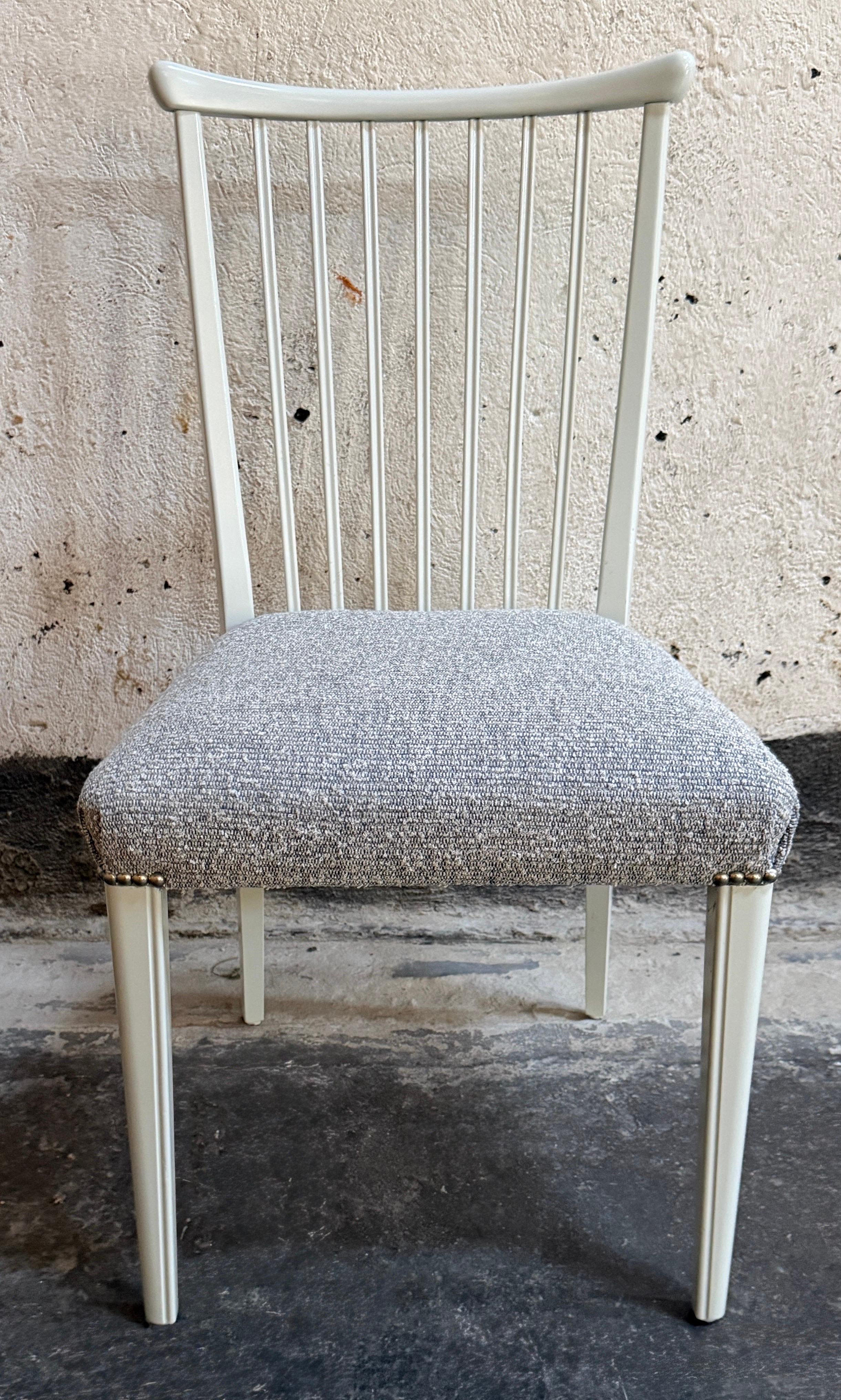 Vintage Swedish Modern Gustavian Dining Chairs - Ensemble de quatre chaises entièrement restaurées Bon état - En vente à Atlanta, GA