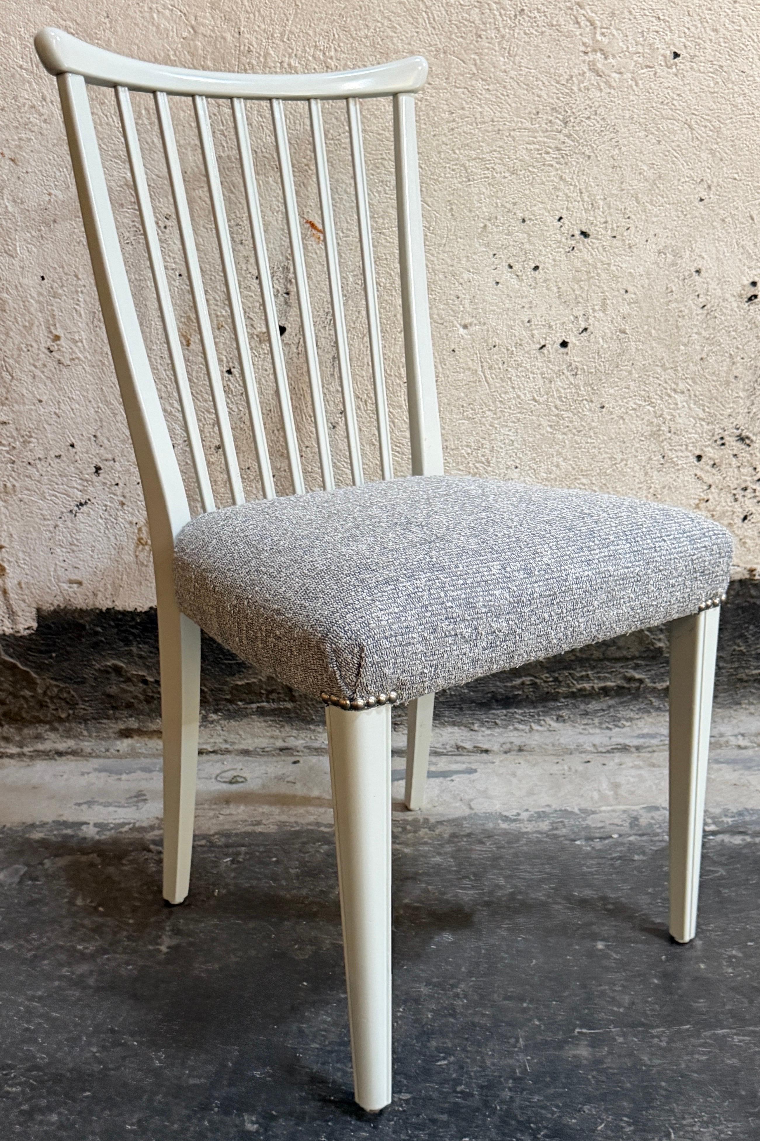 20ième siècle Vintage Swedish Modern Gustavian Dining Chairs - Ensemble de quatre chaises entièrement restaurées en vente