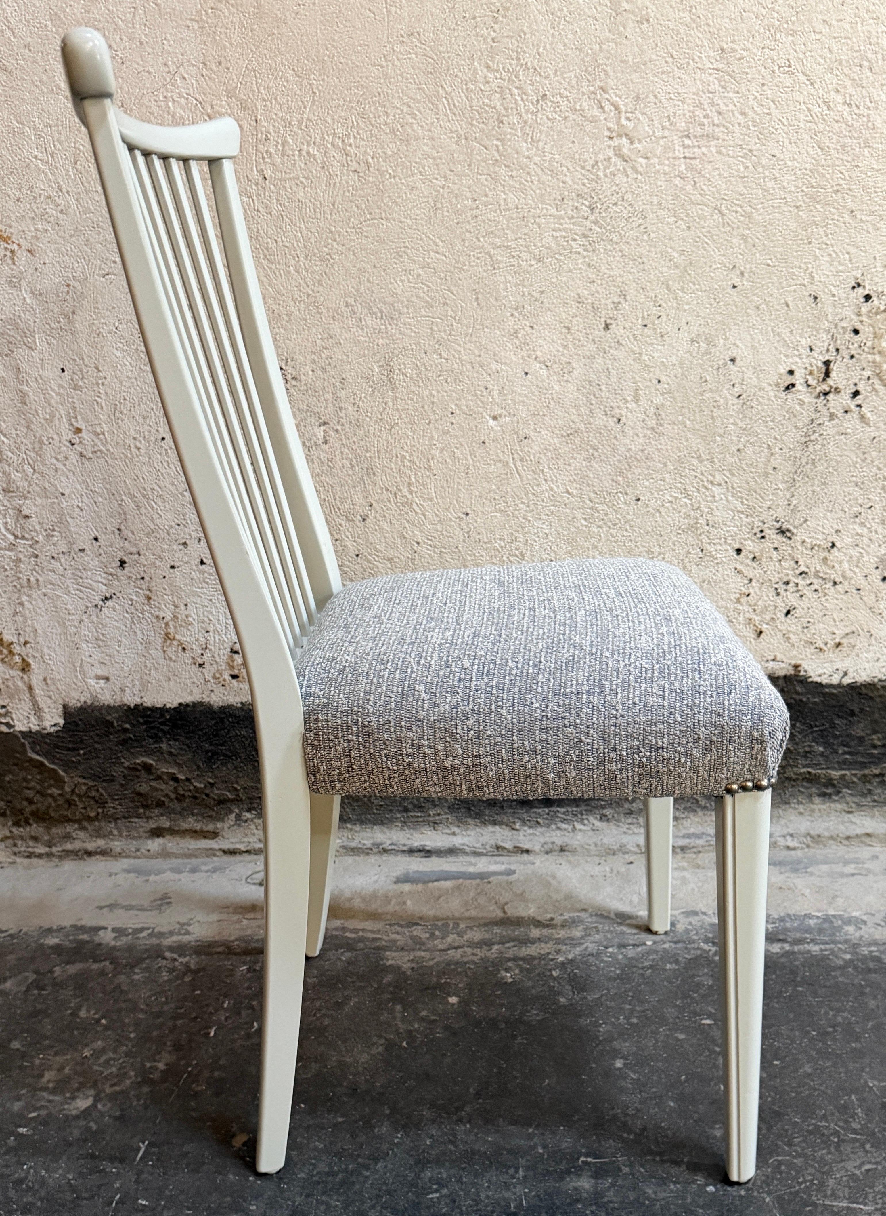 Bouclé Vintage Swedish Modern Gustavian Dining Chairs - Ensemble de quatre chaises entièrement restaurées en vente