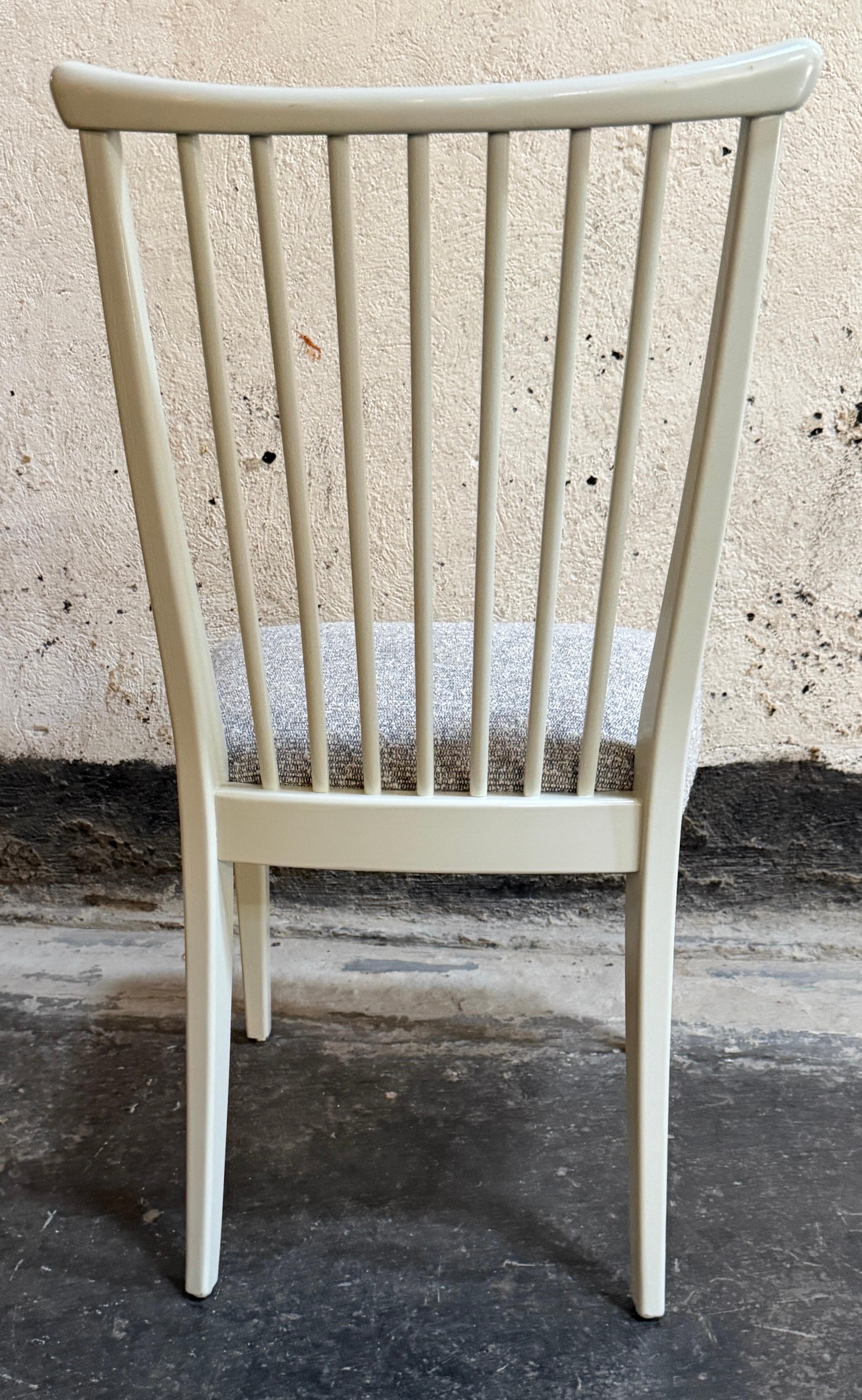 Vintage Swedish Modern Gustavian Dining Chairs - Ensemble de quatre chaises entièrement restaurées en vente 1