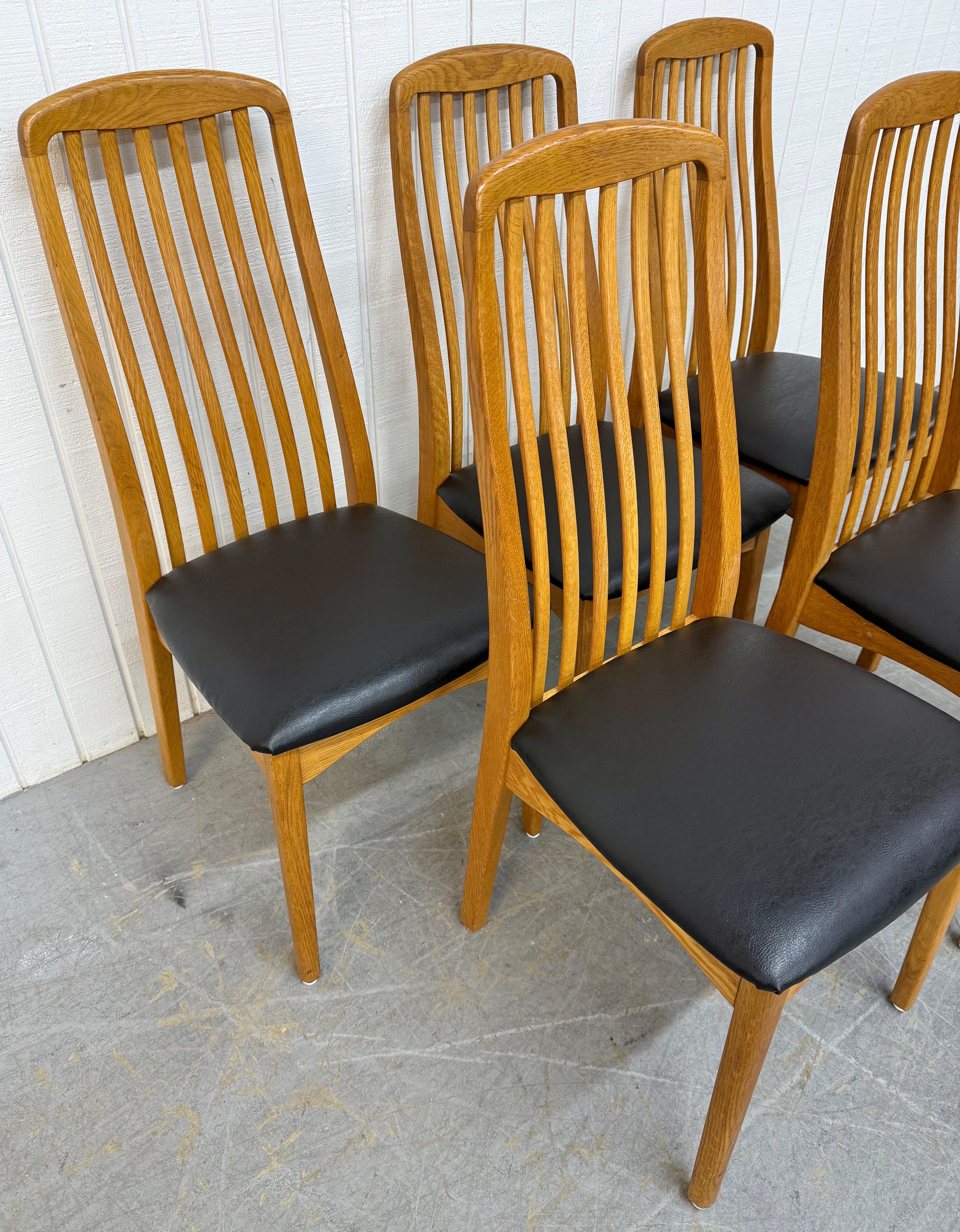 Diese Auflistung ist für eine Reihe von fünf Vintage Swedish Modern Oak Dining Chairs. Mit einer hohen Spindelrückenlehne, massiven Eichenholzrahmen, modernen Beinen und neu gepolsterten schwarzen Vinylsitzen. Dies ist eine außergewöhnliche