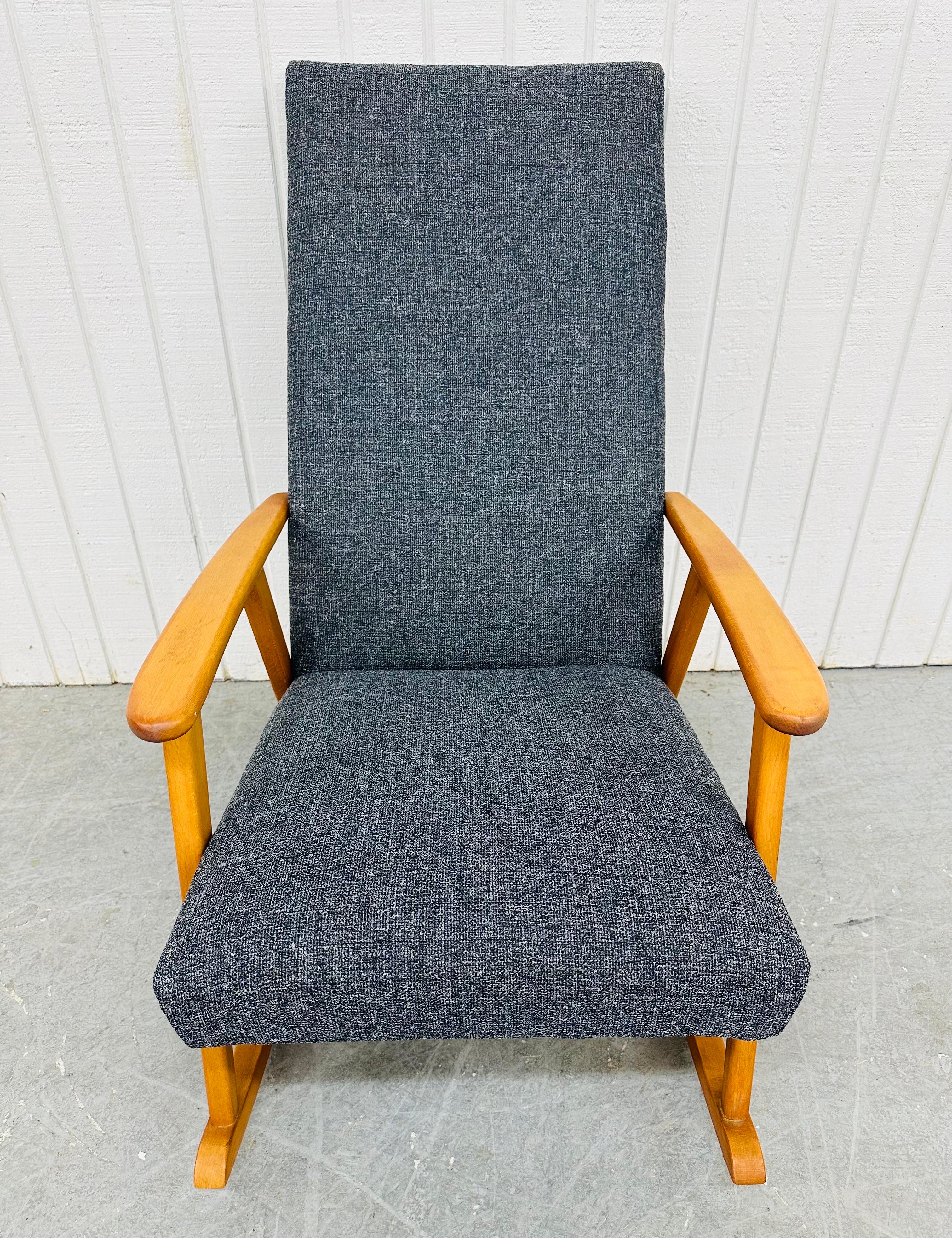 Questa inserzione si riferisce a una sedia a dondolo moderna svedese vintage. Caratterizzato da un design lineare, una nuova imbottitura e una struttura in legno biondo. Si tratta di un'eccezionale combinazione di qualità e design svedese!