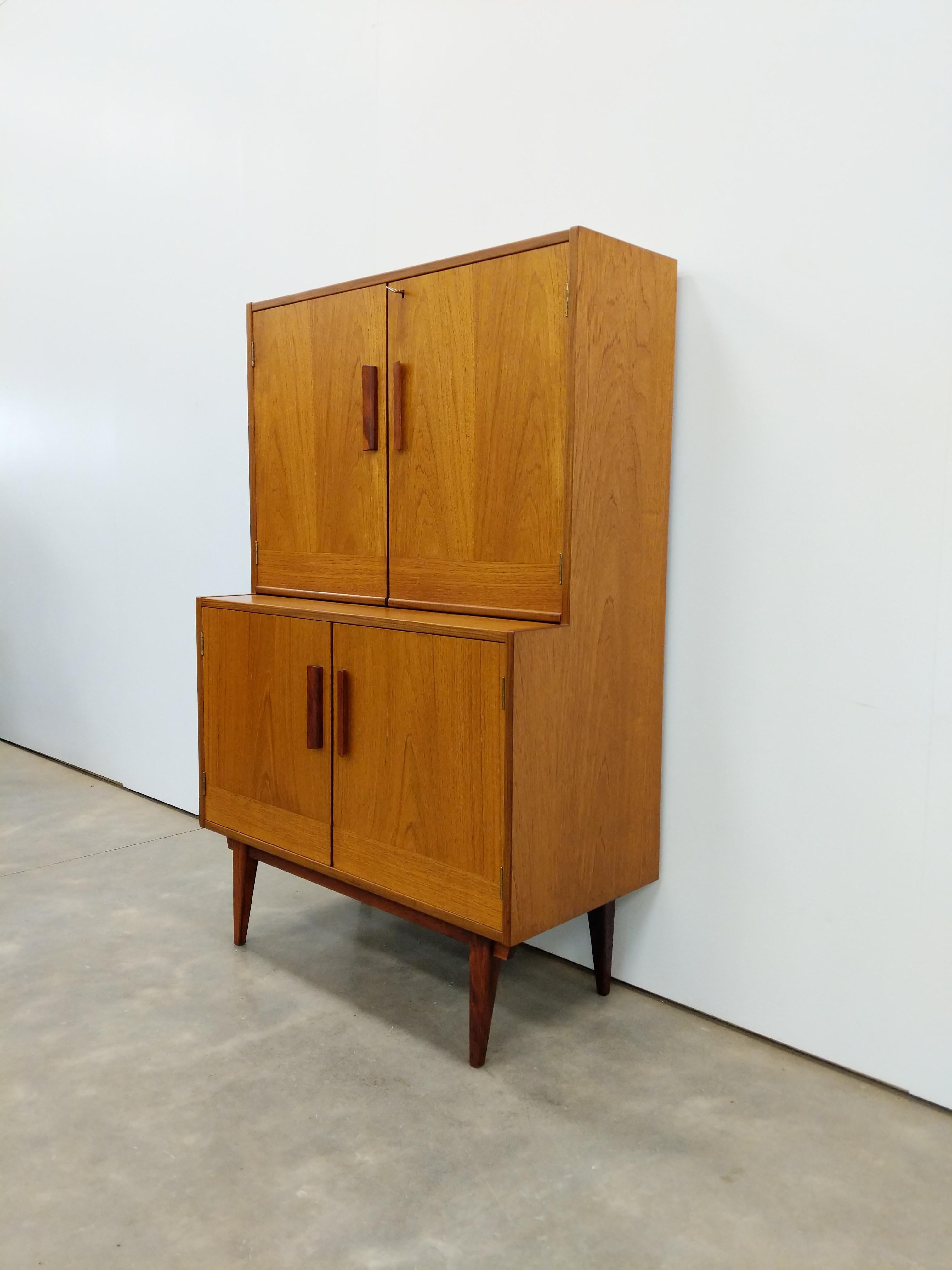 Authentischer schwedischer / skandinavischer moderner Teakholzschrank / Sideboard aus der Mitte des Jahrhunderts.

Von Möbel Larsson.

Etikett des Herstellers auf der Innenseite der Türen.

Dieses Stück ist in ausgezeichnetem Zustand mit wenigen