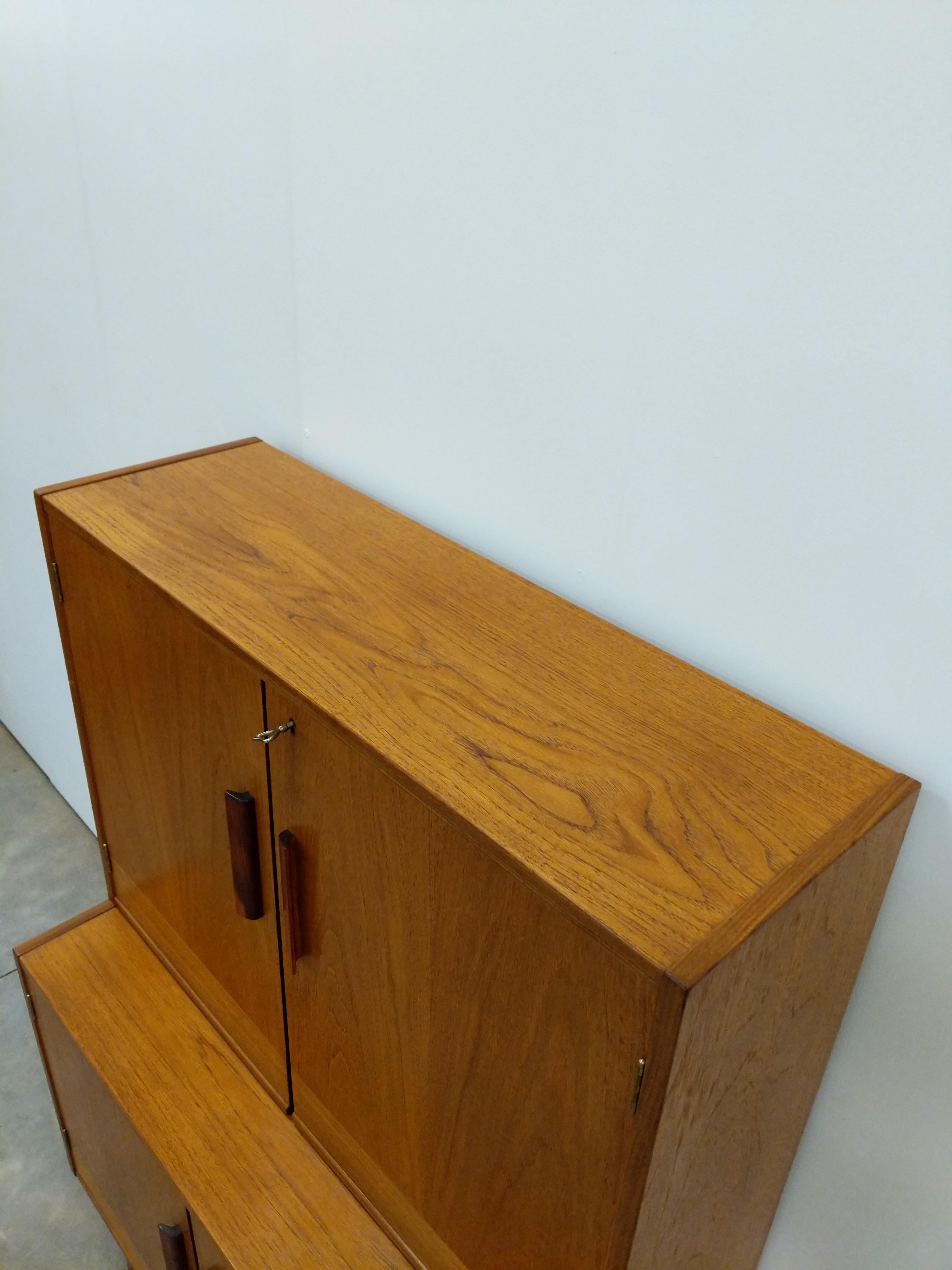 Vintage Schwedischer Moderner Teakholzschrank / Sideboard von Möbel Larsson im Angebot 1