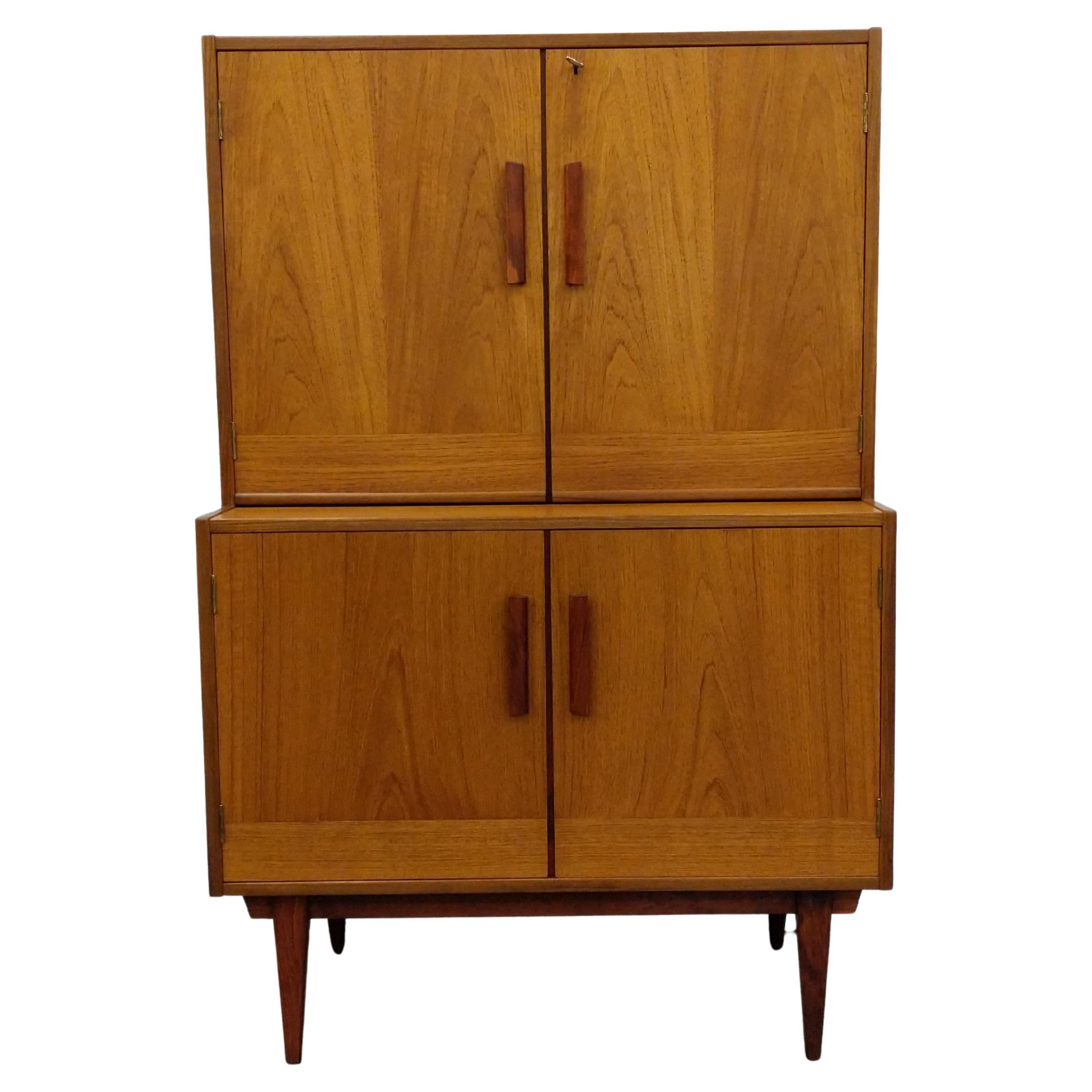 Vintage Schwedischer Moderner Teakholzschrank / Sideboard von Möbel Larsson im Angebot
