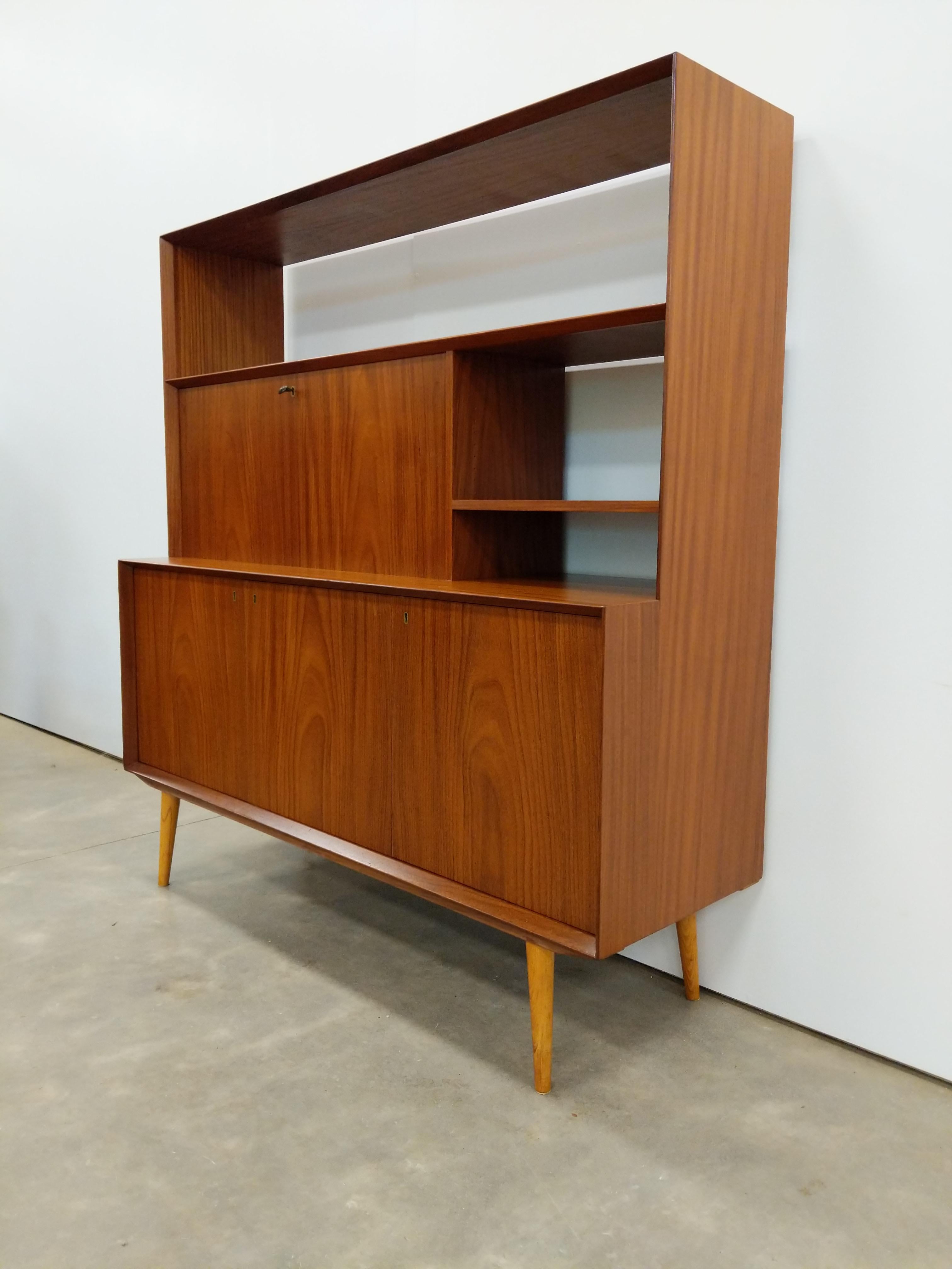 Authentische Vintage Mitte des Jahrhunderts Schwedisch / Scandinavian Modern Teak Sideboard Sekretär / Schrank / Server.

Von Brantorps.

Etikett des Herstellers auf der Innenseite der Tür.

Die Ablage auf der rechten Seite und die Ablagen im