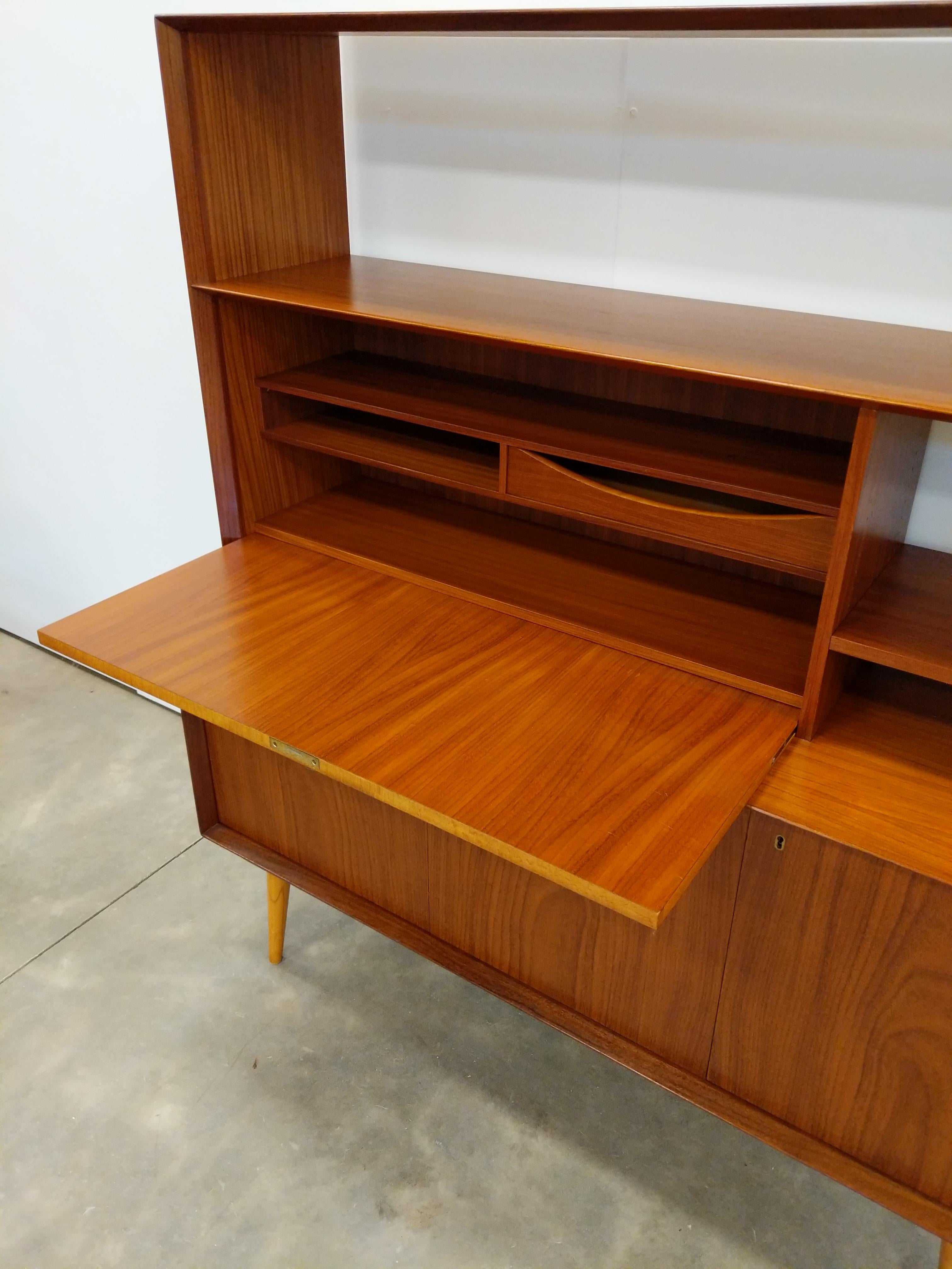 Vintage Schwedisch Modern Teak Anrichte / Sekretär von Brantorps im Zustand „Gut“ im Angebot in Gardiner, NY