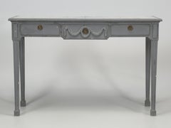 Consola sueca vintage pintada con encimera de azulejos incrustados y tres cajones