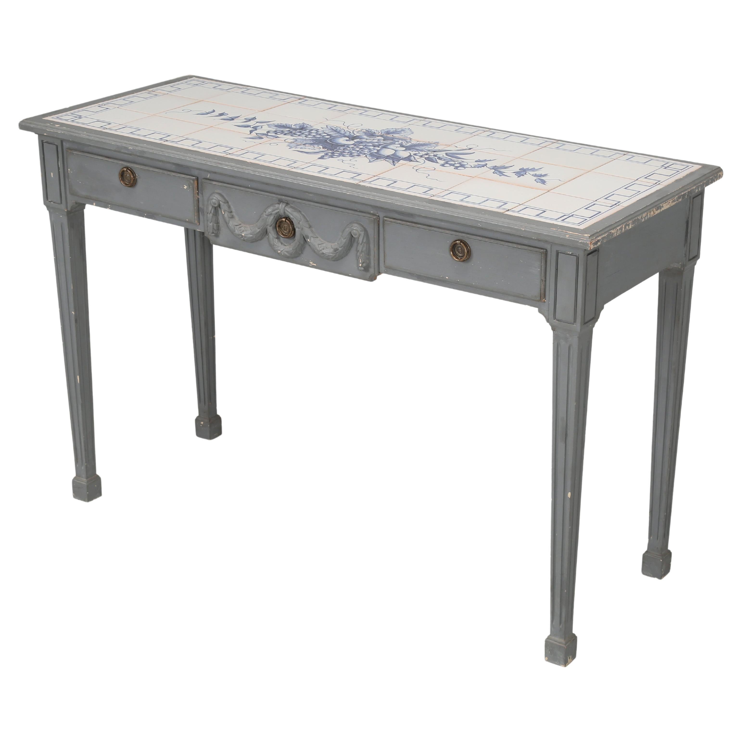 Table console suédoise peinte vintage avec plateau en carreaux incrustés et trois tiroirs