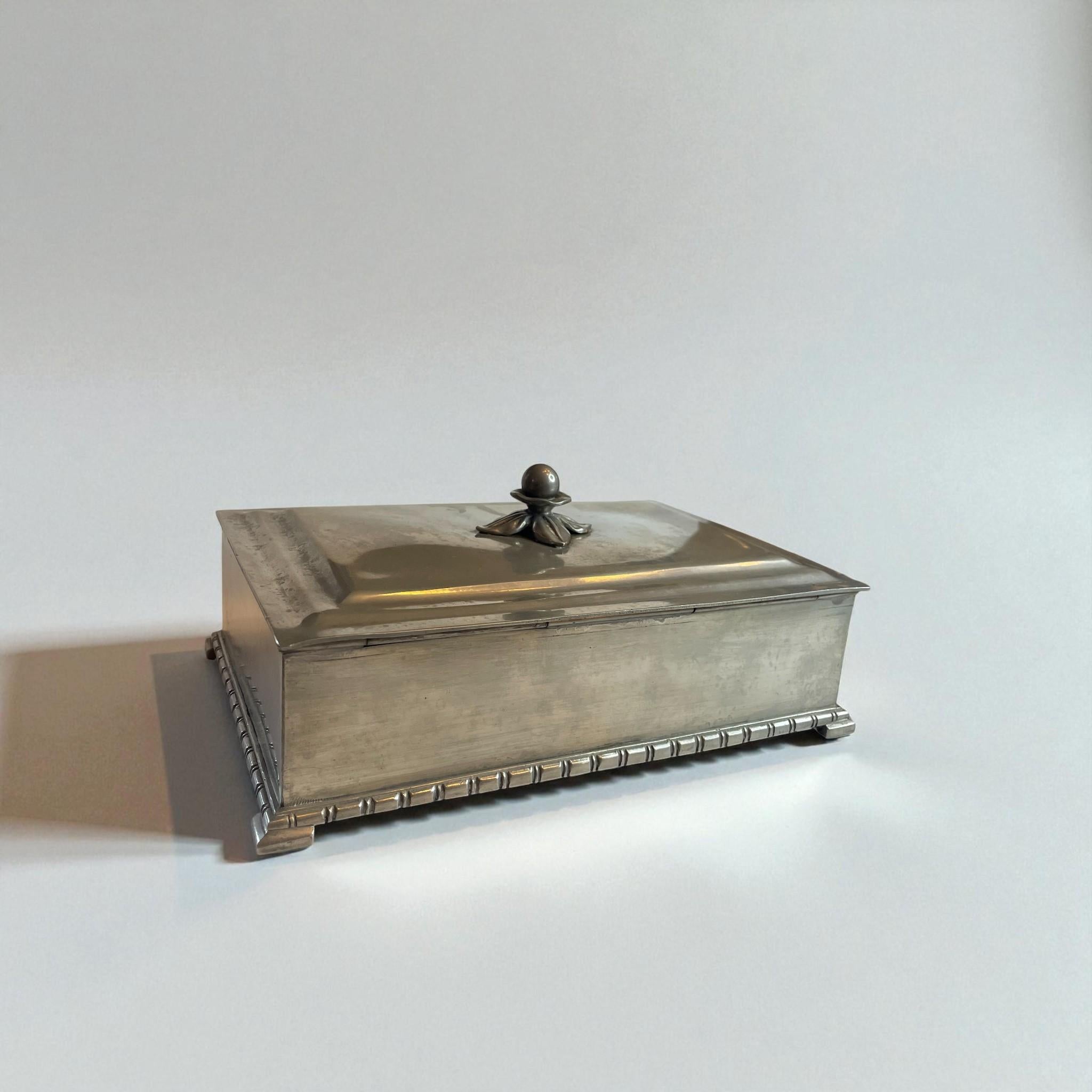 Art déco Boîte à cigares suédoise élégante en étain par GAB (Guldsmedsaktiebolaget), 1934 en vente