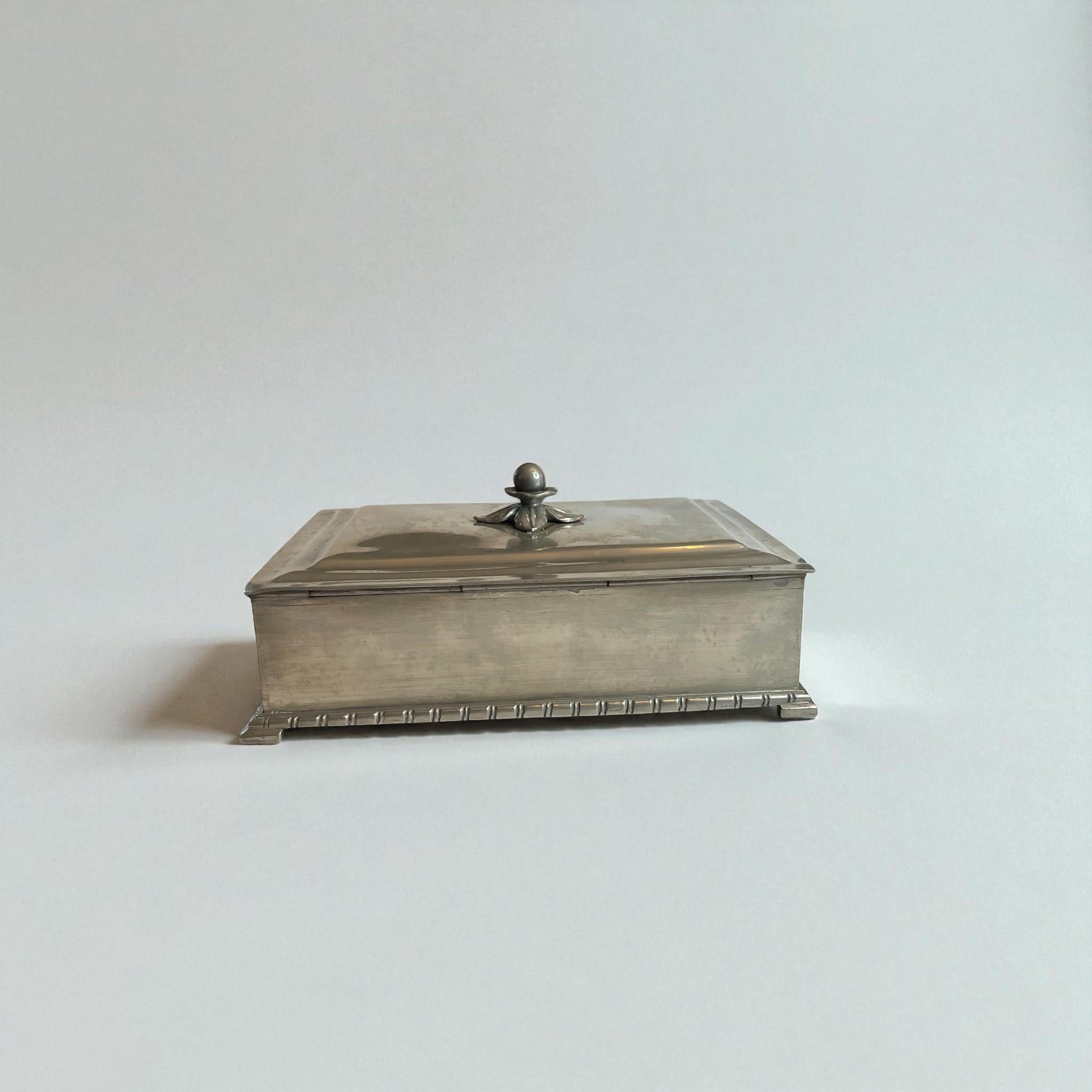 Boîte à cigares suédoise élégante en étain par GAB (Guldsmedsaktiebolaget), 1934 Bon état - En vente à Stockholm, SE