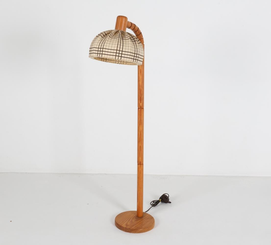 Diese bezaubernde Stehlampe aus Kiefernholz ist eine schwedische Design-Ikone, die die klaren, lebendigen Töne der natürlichen Kiefernmaserung in einer glatten Oberfläche zur Geltung bringt. Das Design dieser Leuchte erinnert an Solbackens Svarveri,
