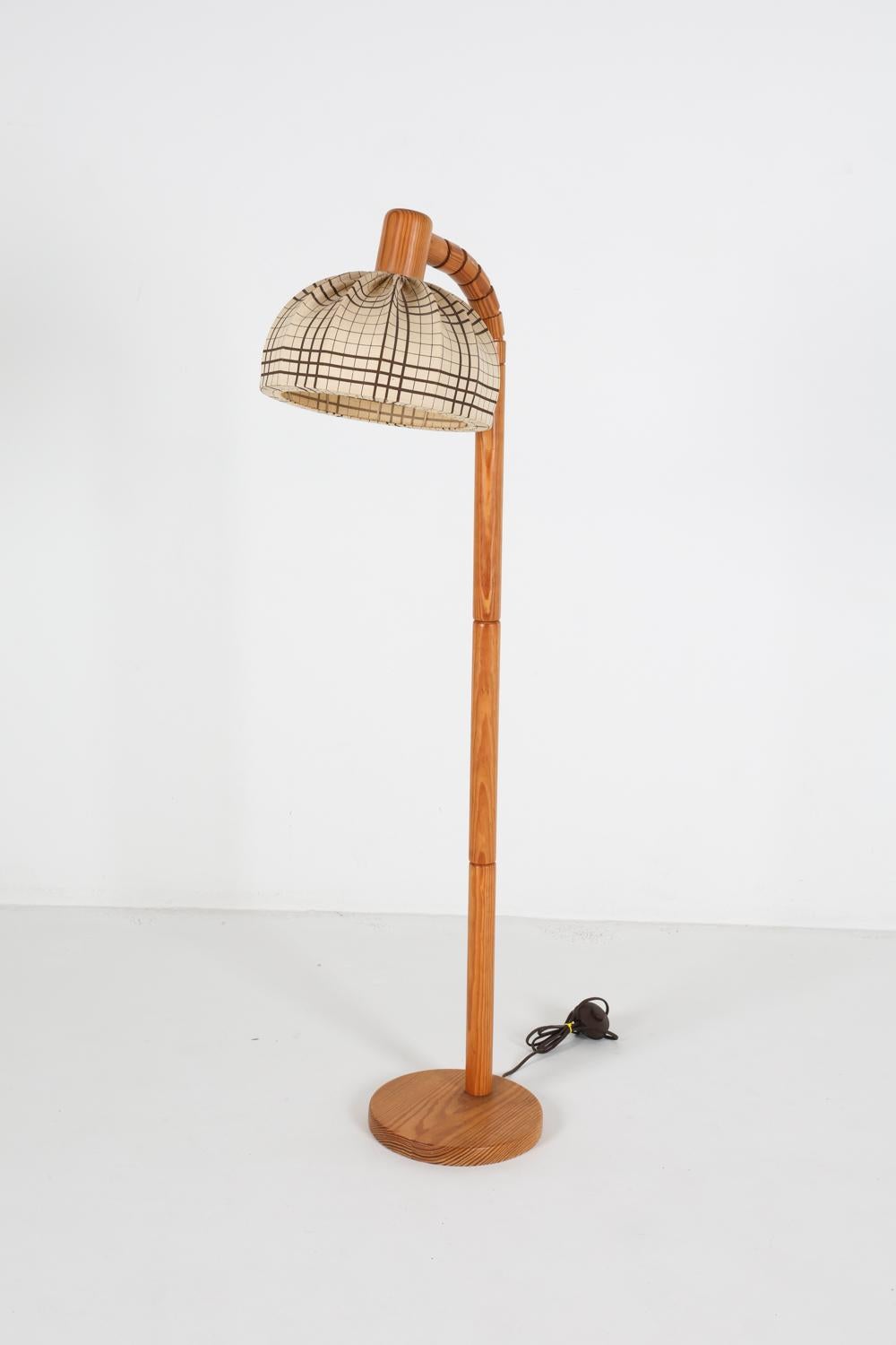 Schwedische bewegliche Vintage-Stehlampe aus Kiefernholz, ca. 1980er Jahre (Moderne der Mitte des Jahrhunderts)