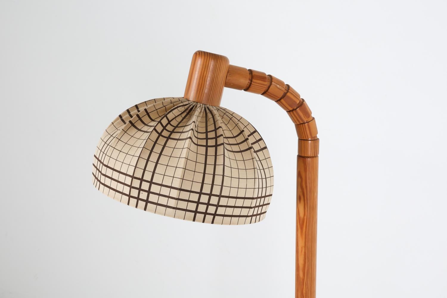Schwedische bewegliche Vintage-Stehlampe aus Kiefernholz, ca. 1980er Jahre im Zustand „Gut“ in Norwalk, CT