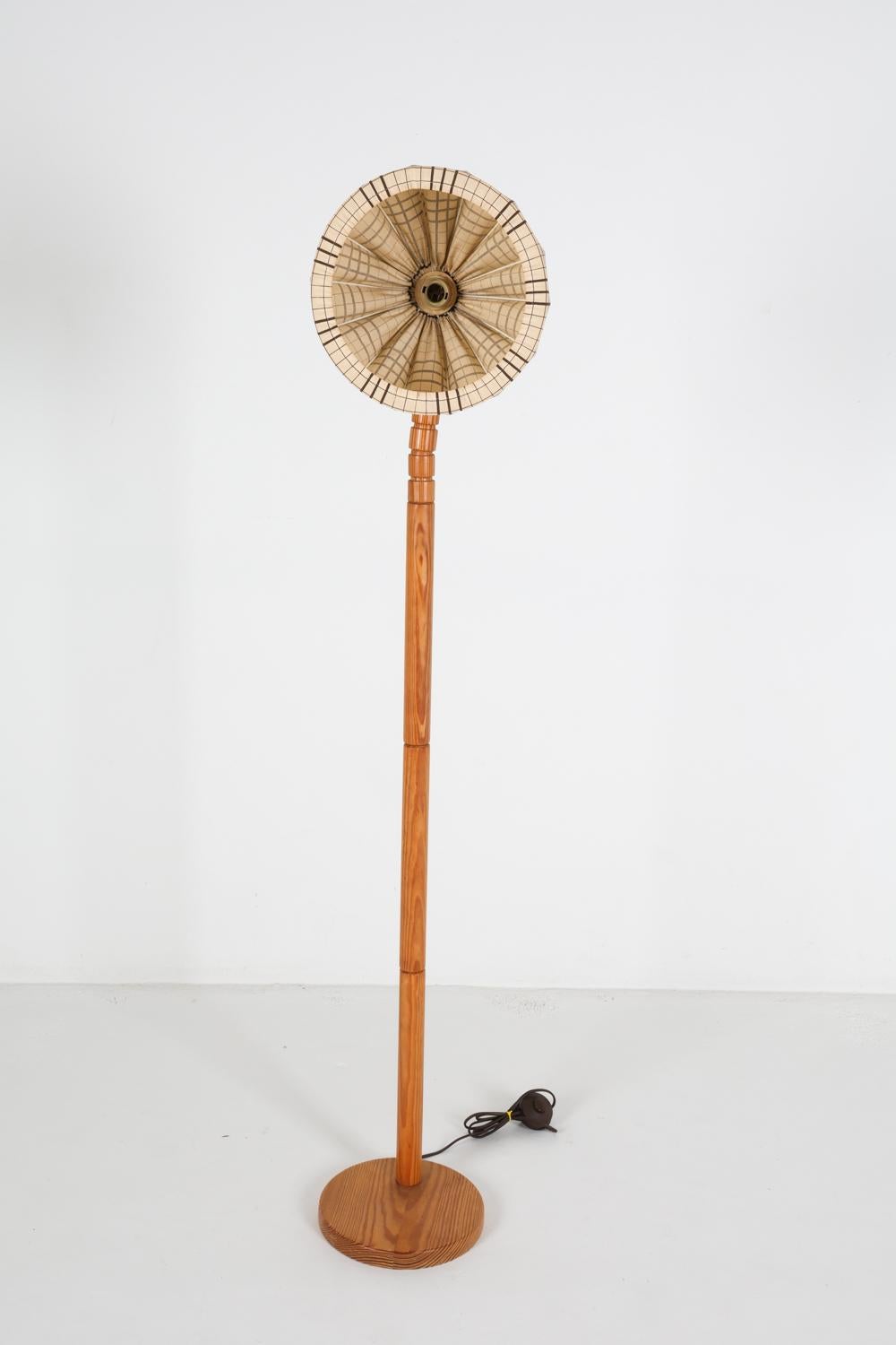 Schwedische bewegliche Vintage-Stehlampe aus Kiefernholz, ca. 1980er Jahre 2