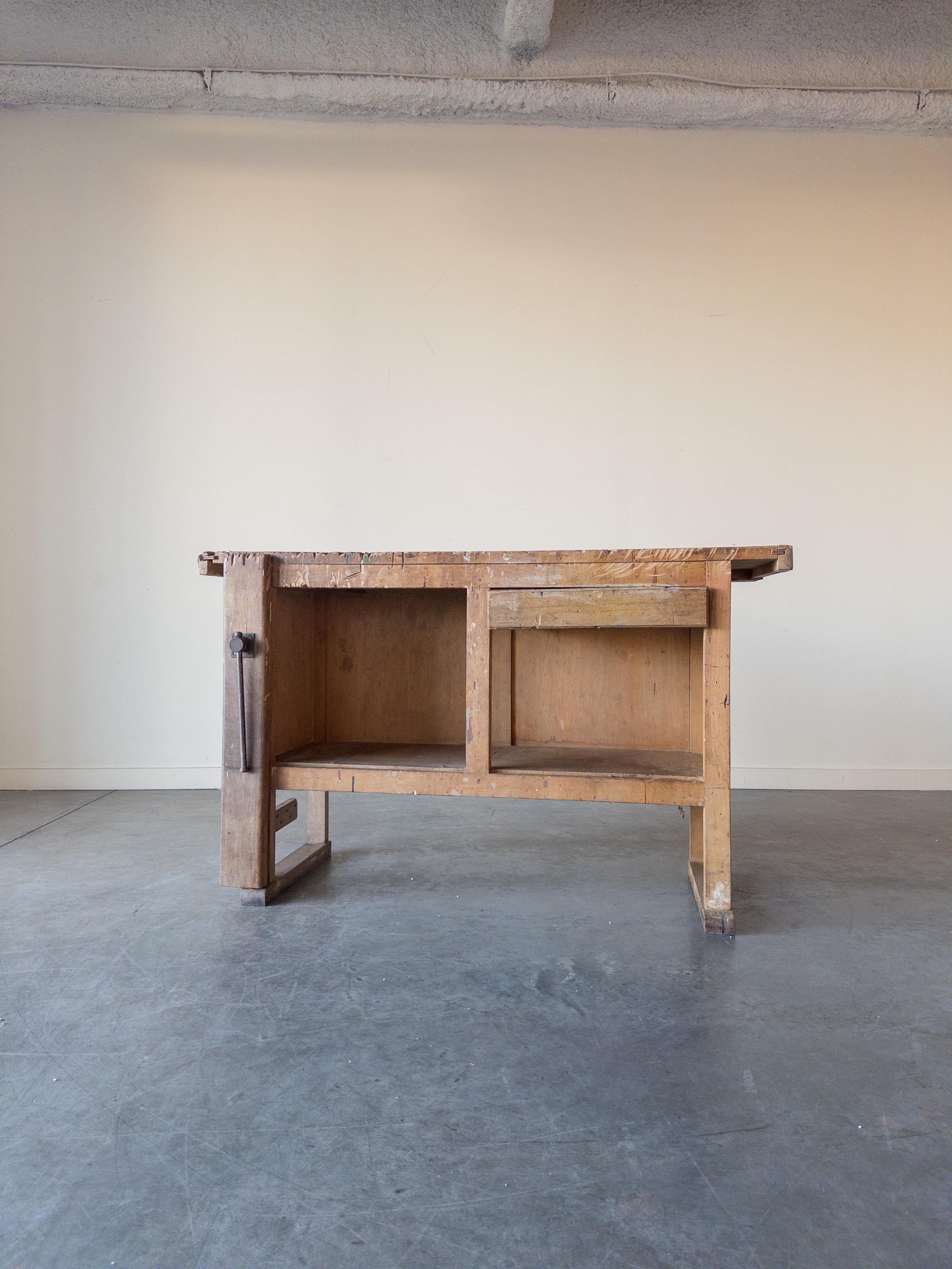 Antica panca svedese in stile gustaviano dei primi del Novecento, realizzata in legno di pino lavorato a mano. Circa 1910 - 1930, Svezia, Scandinavia. Il tavolo da lavoro scandinavo è composto da un pesante piano rettangolare, impreziosito da grandi