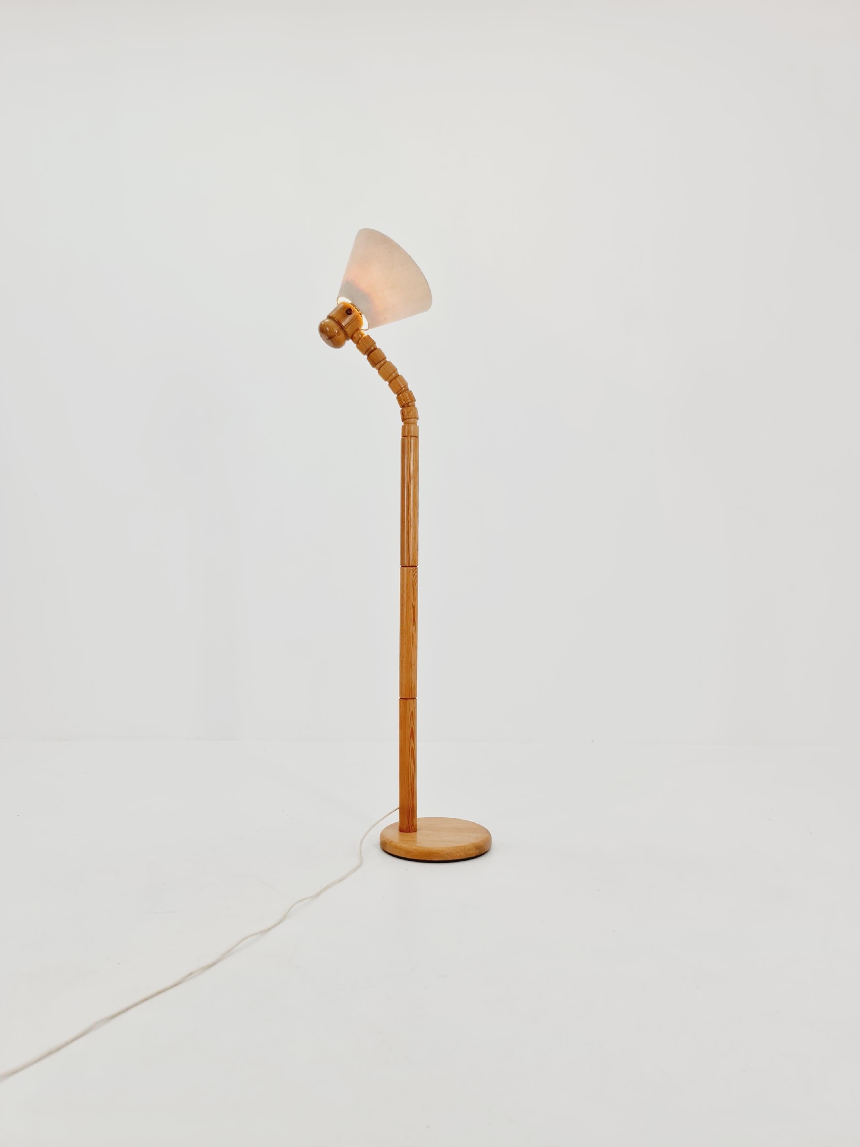 Suédois Lampadaire vintage en pin suédois par Solbackens Svarveri AB, 1970 en vente