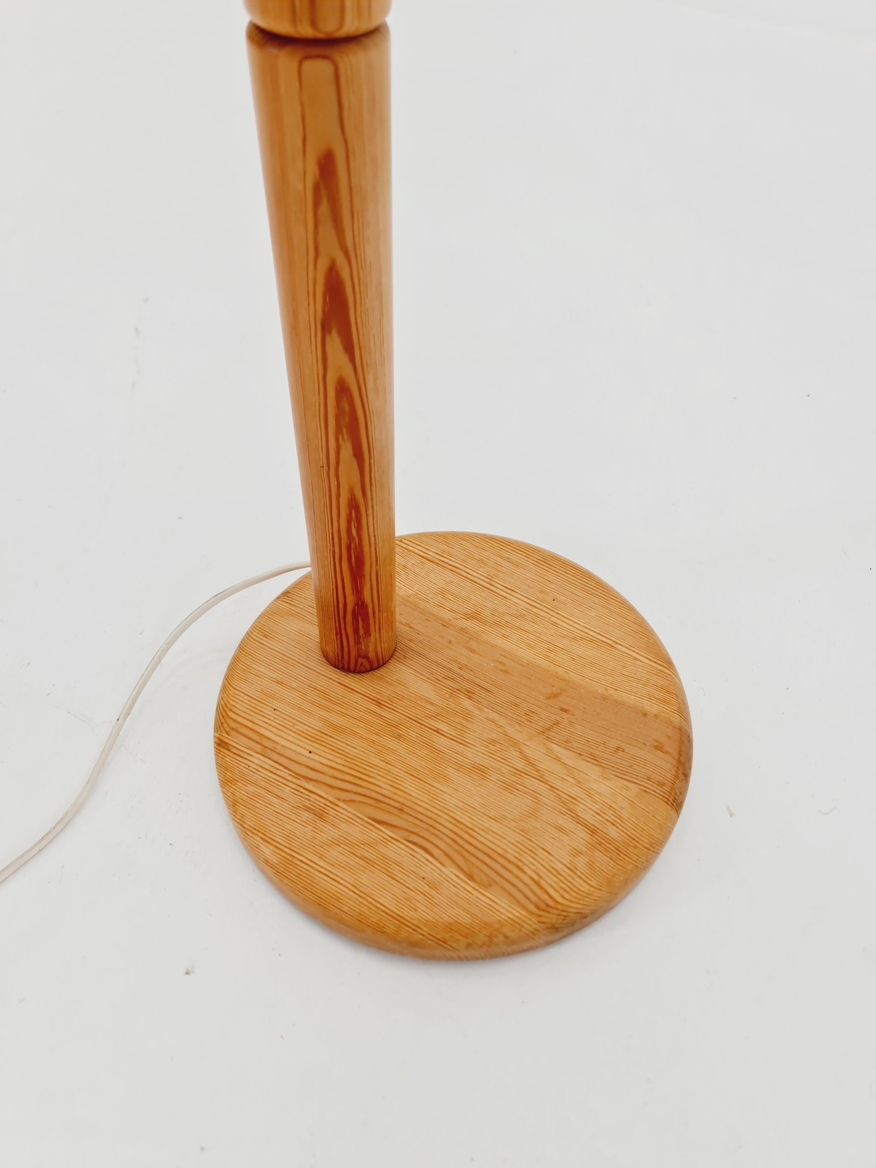 Lampadaire vintage en pin suédois par Solbackens Svarveri AB, 1970 Bon état - En vente à Gaggenau, DE