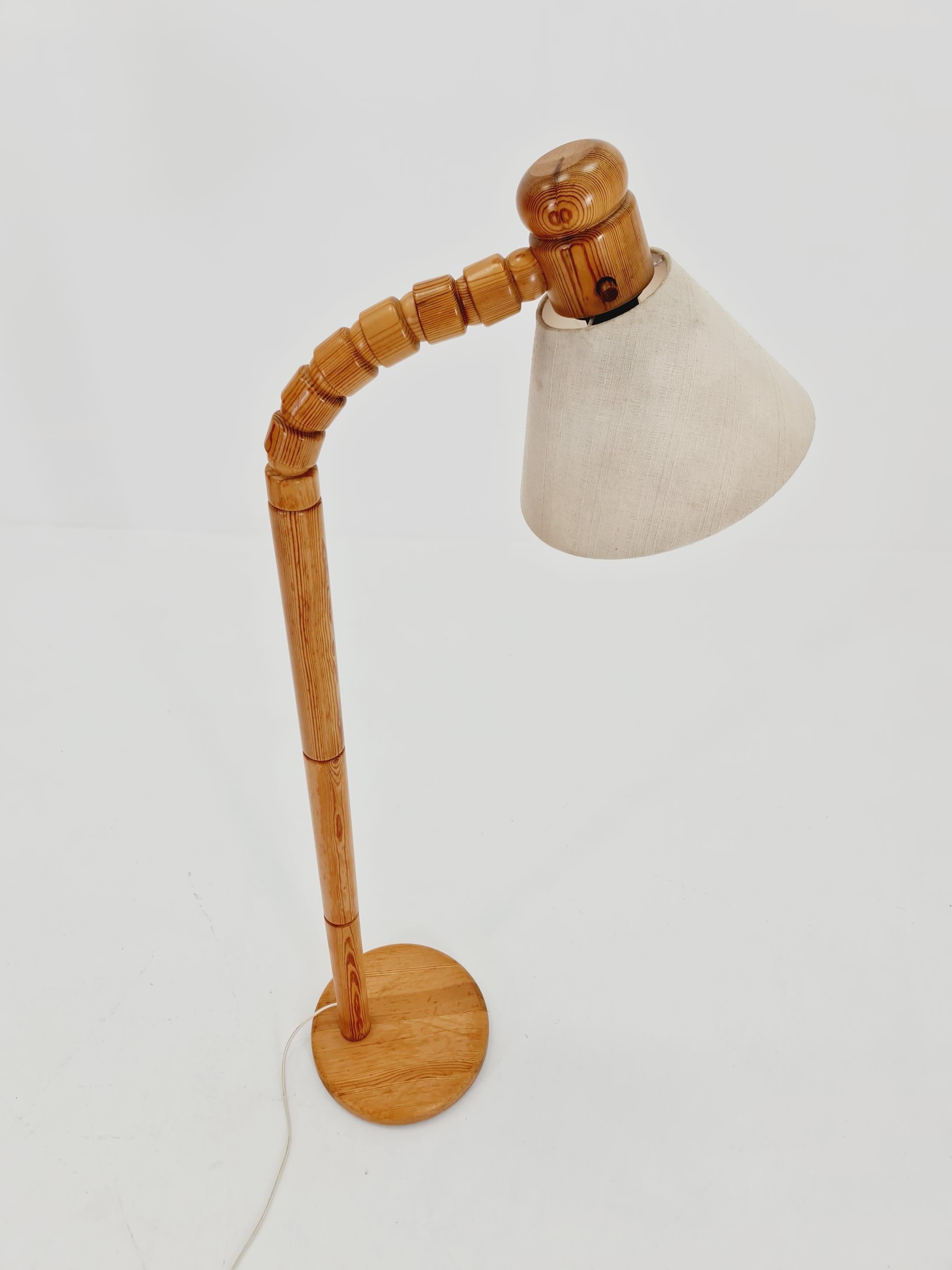 Lampadaire vintage en pin suédois par Solbackens Svarveri AB, 1970 en vente 1