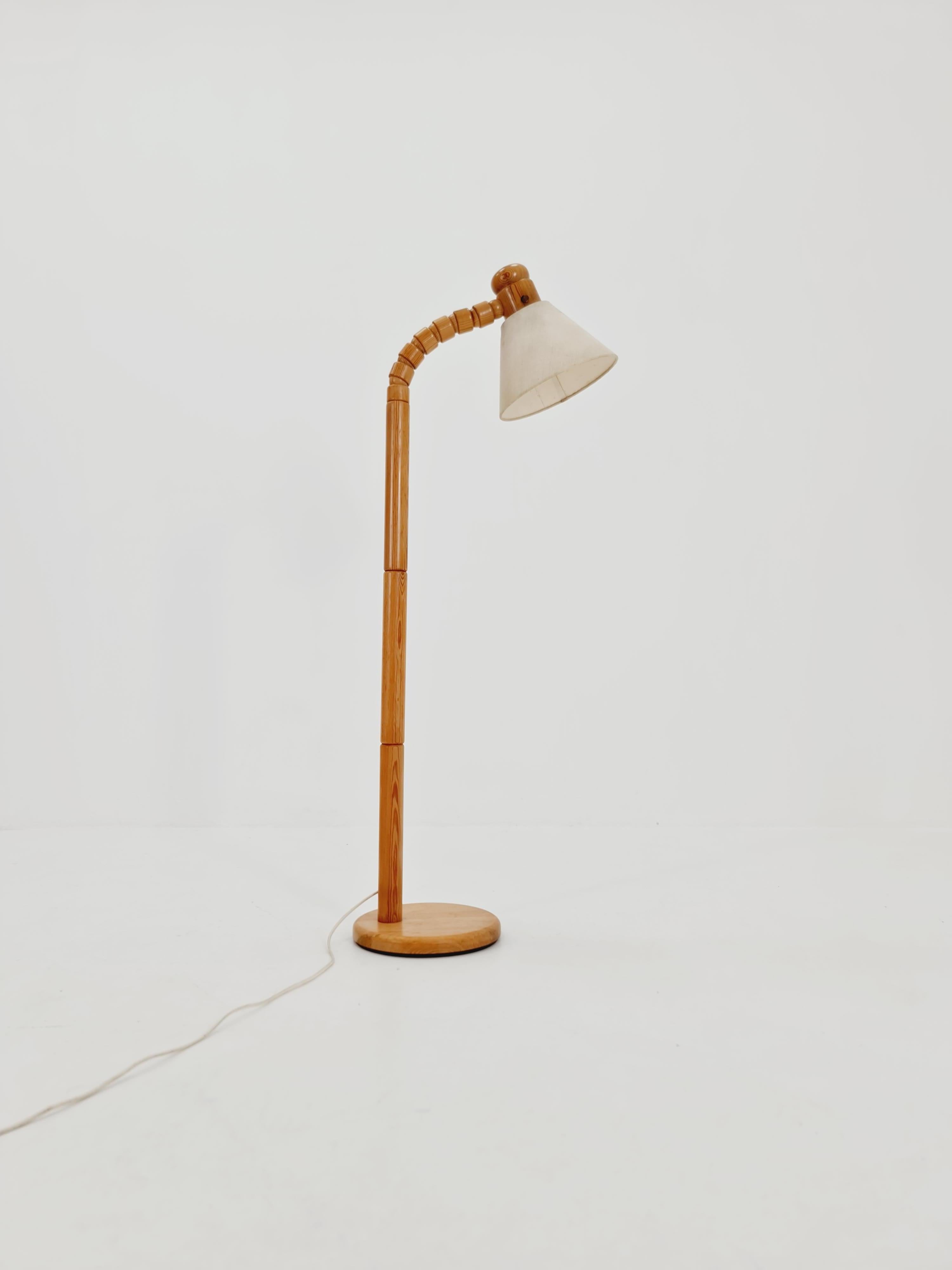 Lampadaire vintage en pin suédois par Solbackens Svarveri AB, 1970 en vente 2