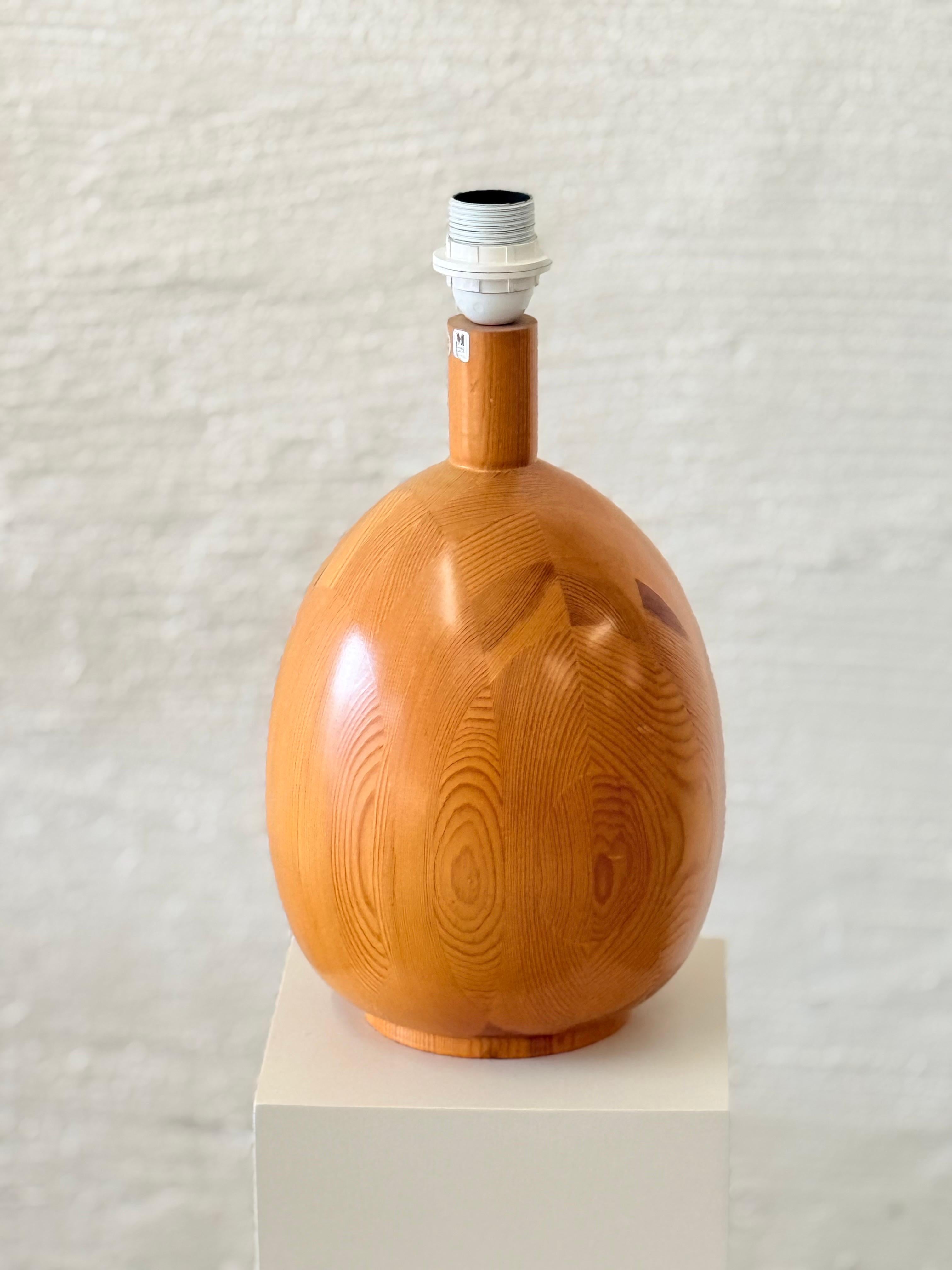 Mid-Century Modern Lampe de table vintage en pin suédois, Markslöjd 1970 en vente