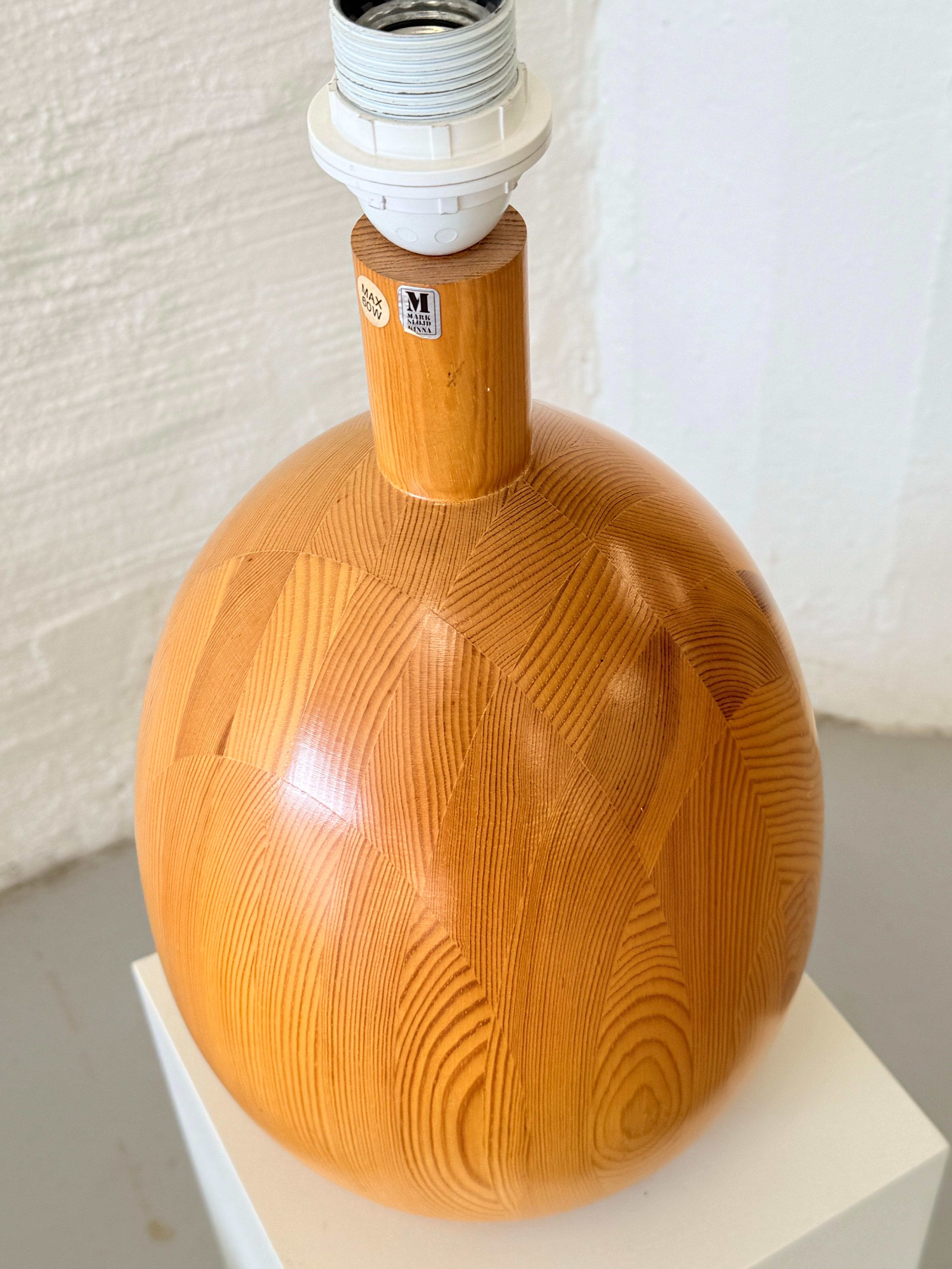 Sculpté Lampe de table vintage en pin suédois, Markslöjd 1970 en vente