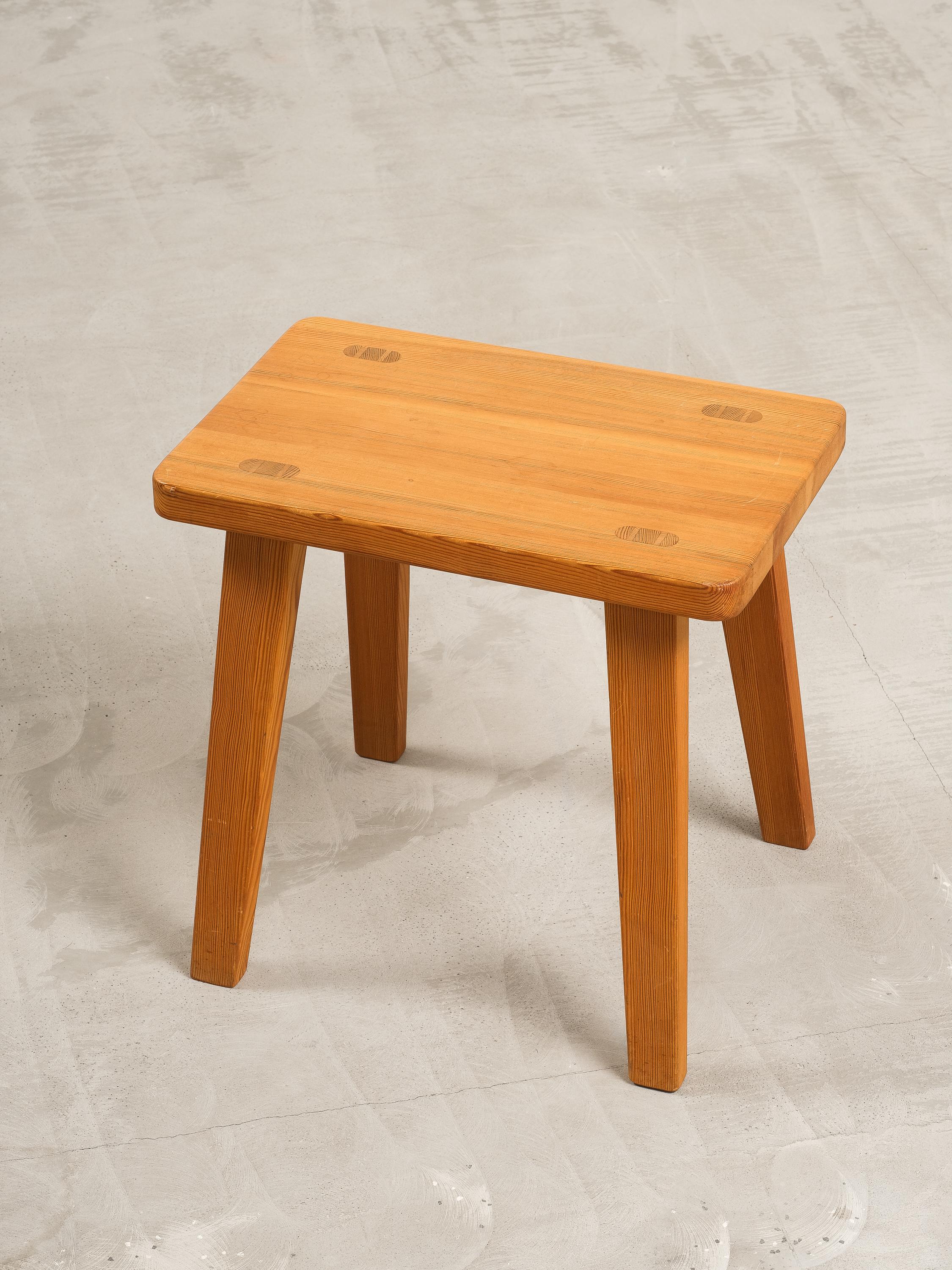 Ein schwedischer Hocker oder Beistelltisch aus Kiefernholz. Von unbekanntem Designer, ca. 1960er-1970er Jahre.