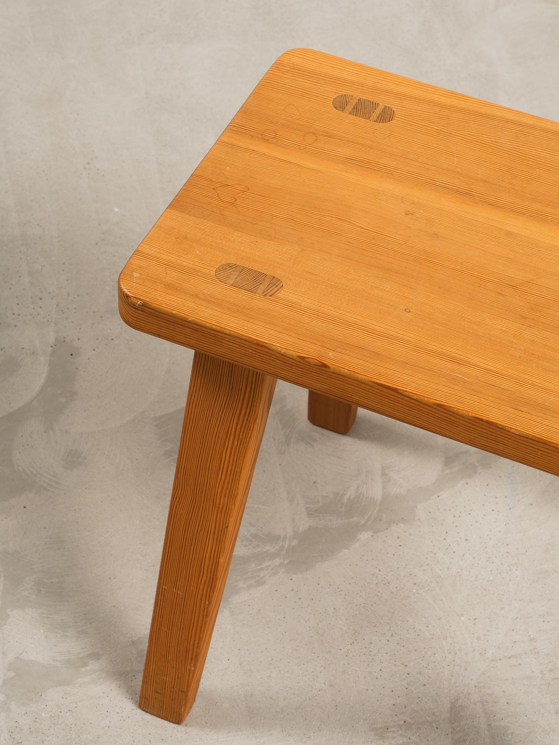 Hocker aus schwedischem Kiefernholz (Skandinavische Moderne) im Angebot