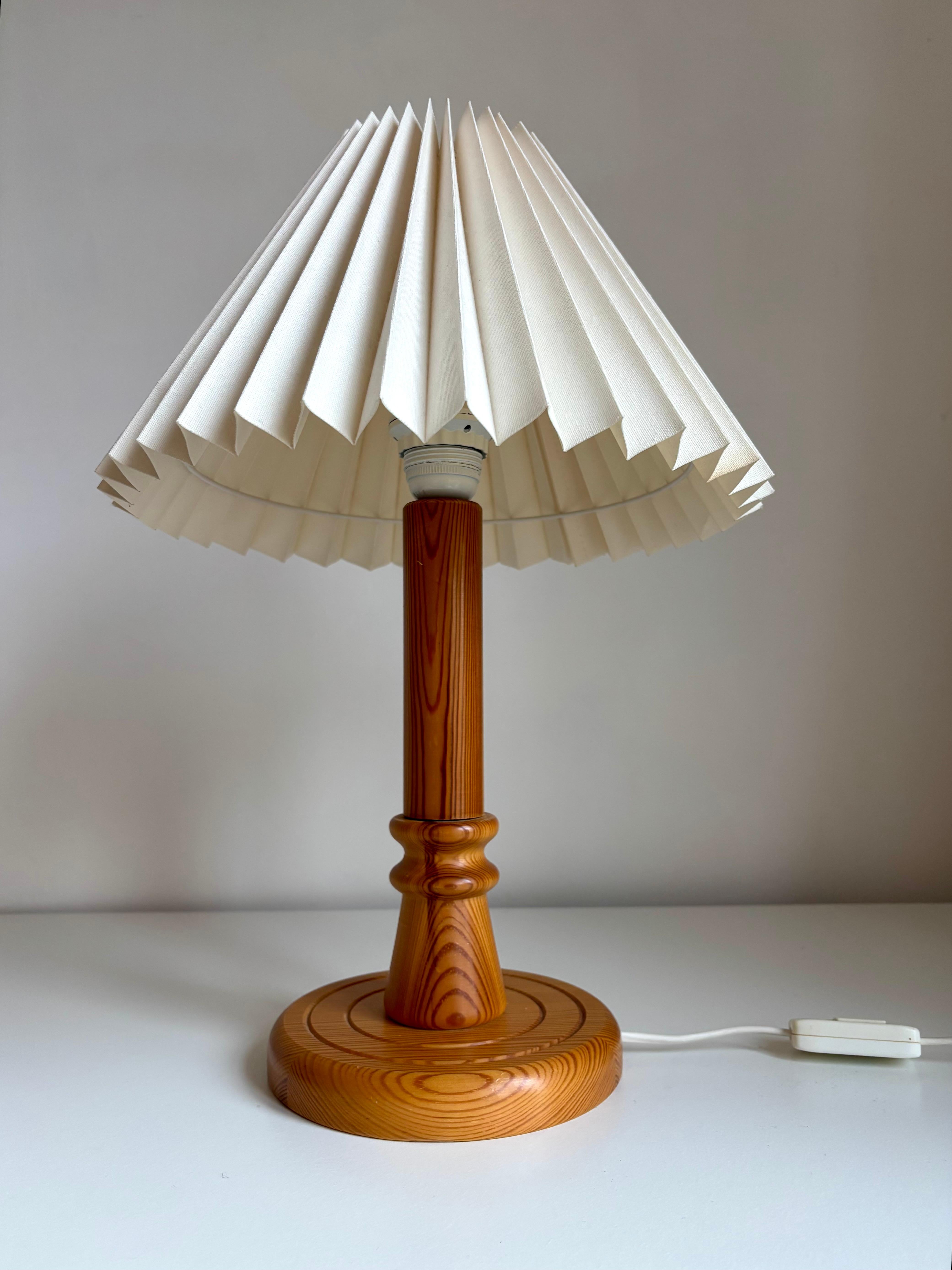 Lampe de table moderne suédoise en bois de pin massif, réalisée par Markslöjd dans les années 1970. La laque transparente accentue les textures et les couleurs du bois. 
Câblé pour une utilisation dans l'UE et aux États-Unis avec un interrupteur sur
