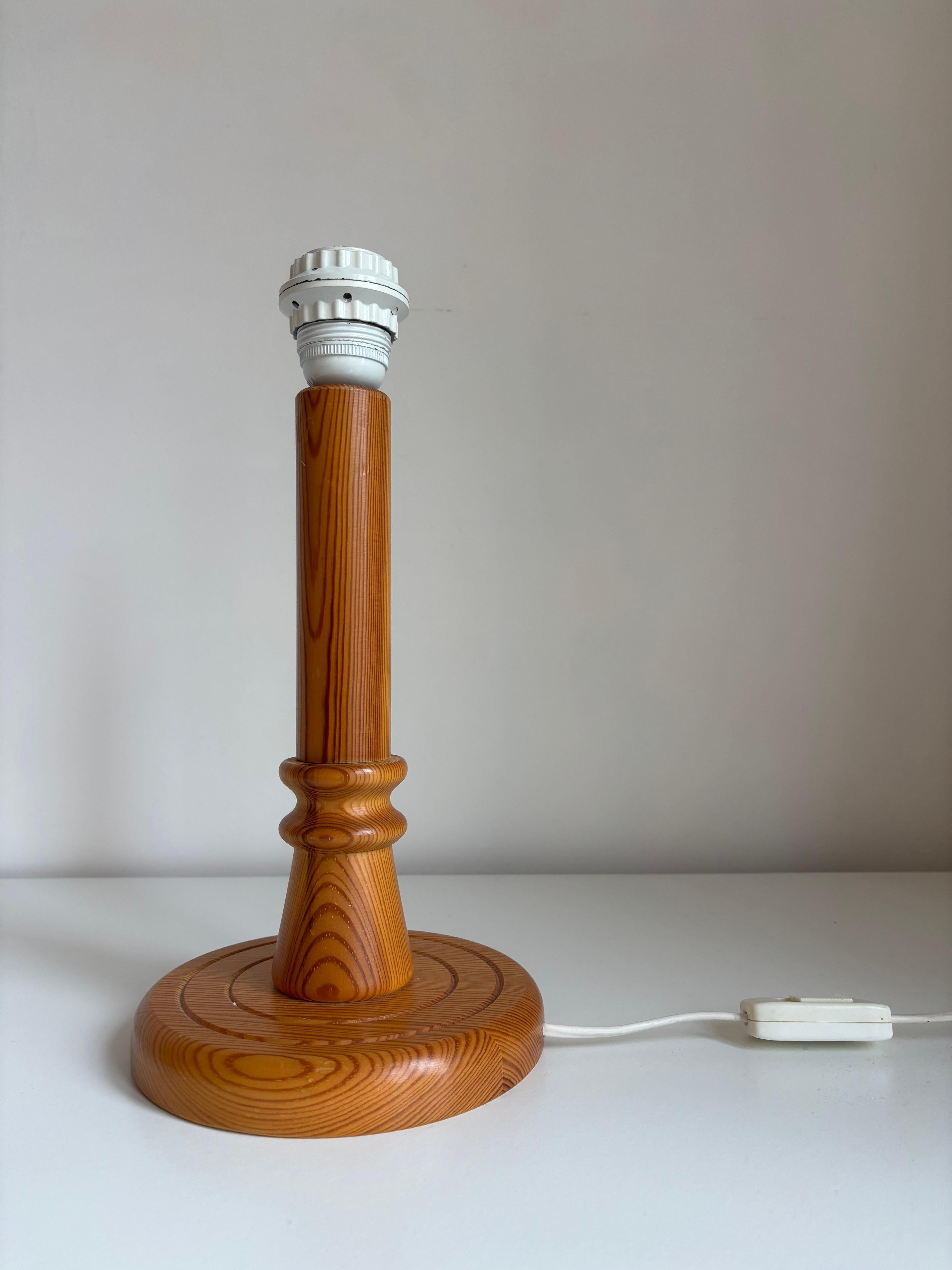 Scandinave moderne Lampe de table vintage en pin suédois, 1970 en vente
