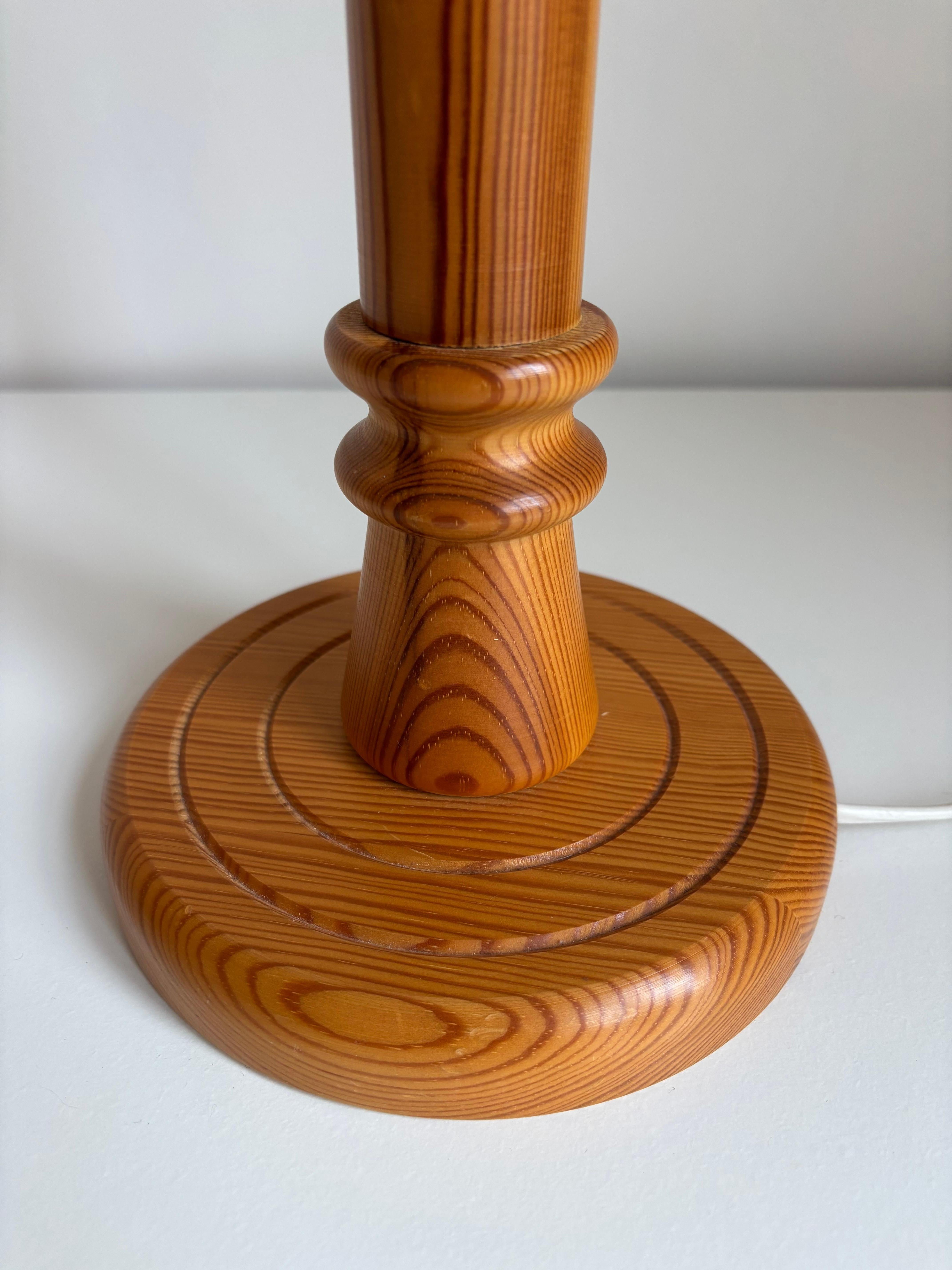 Suédois Lampe de table vintage en pin suédois, 1970 en vente