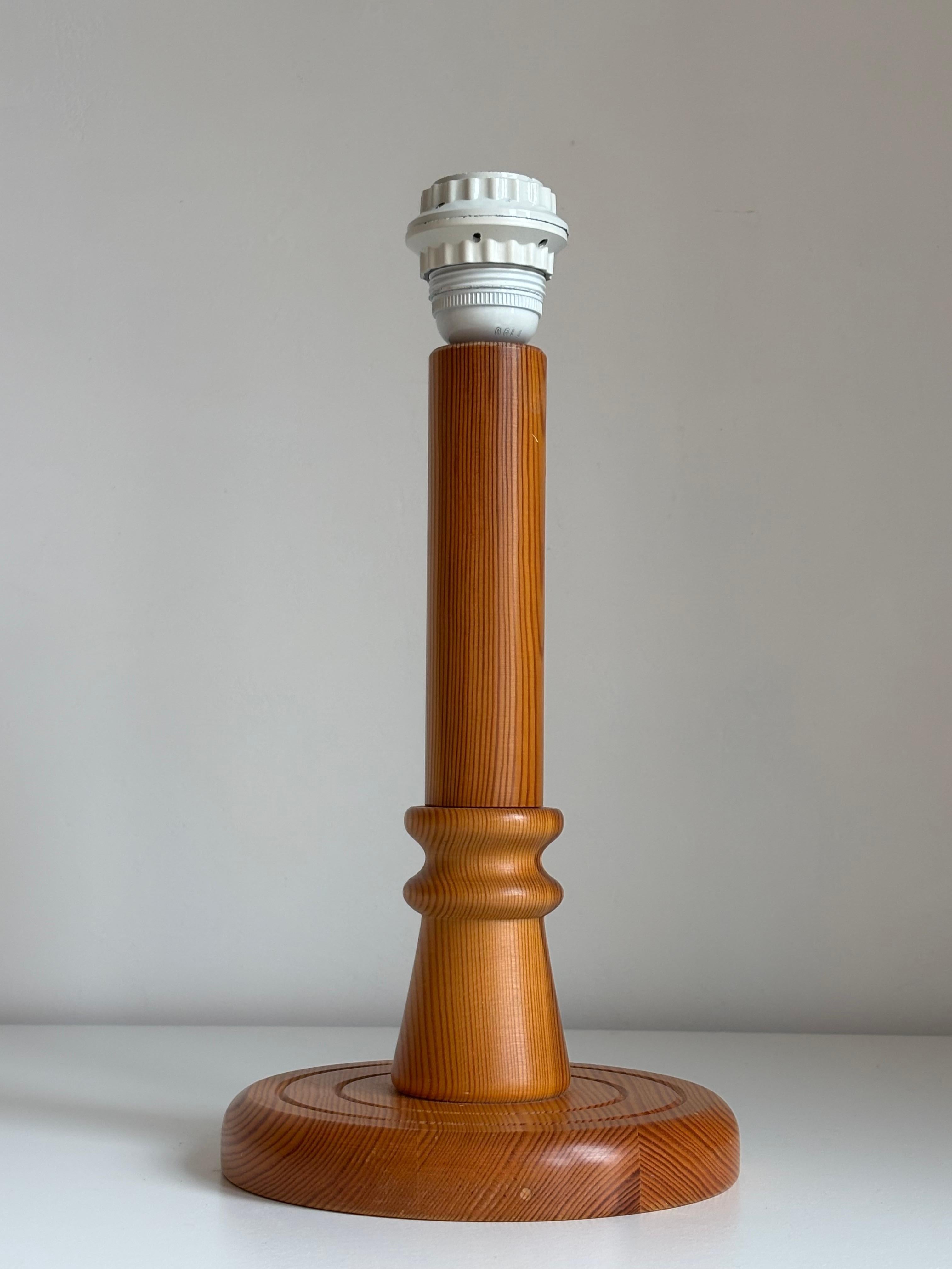 Sculpté à la main Lampe de table vintage en pin suédois, 1970 en vente