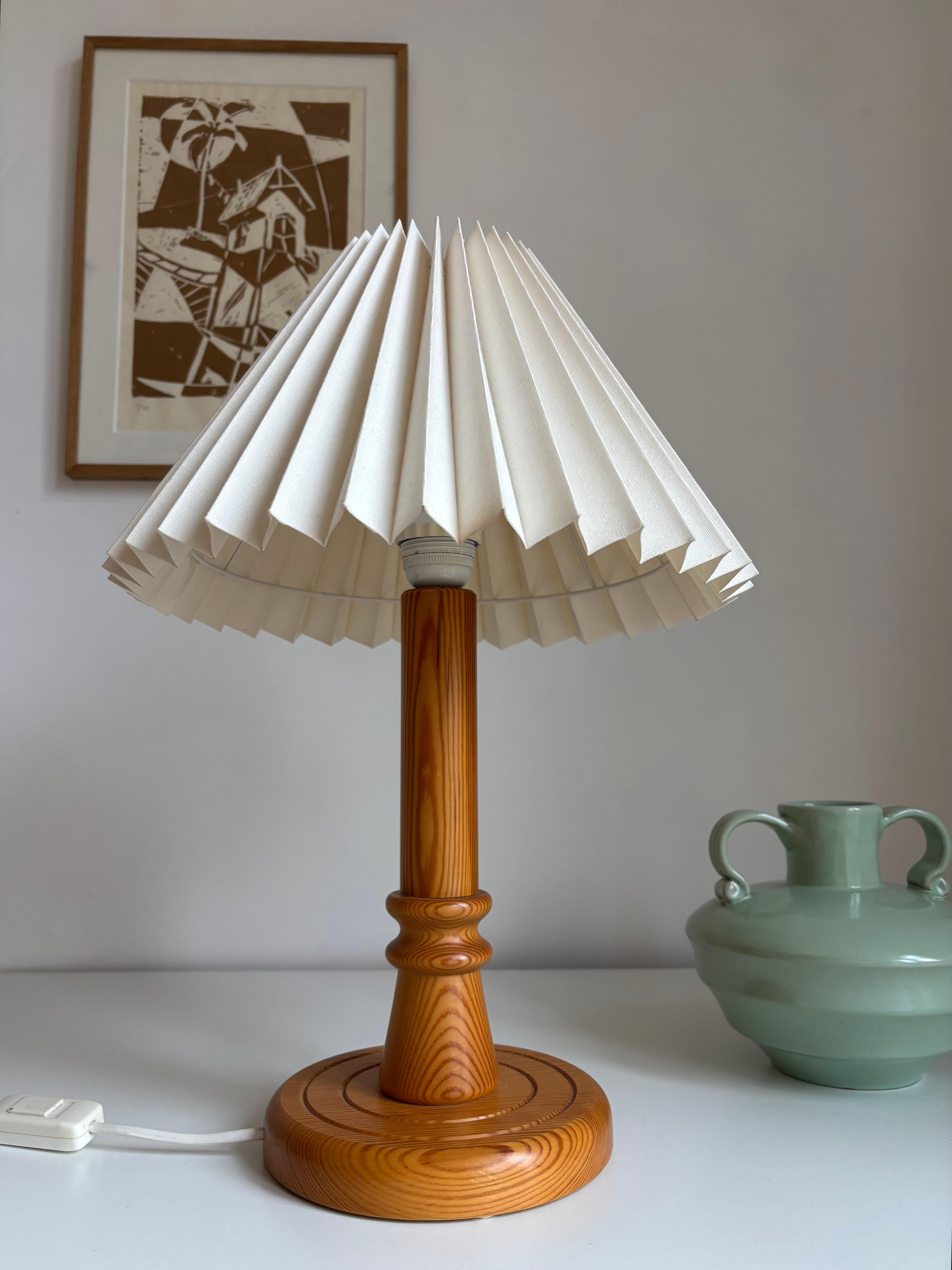 20ième siècle Lampe de table vintage en pin suédois, 1970 en vente