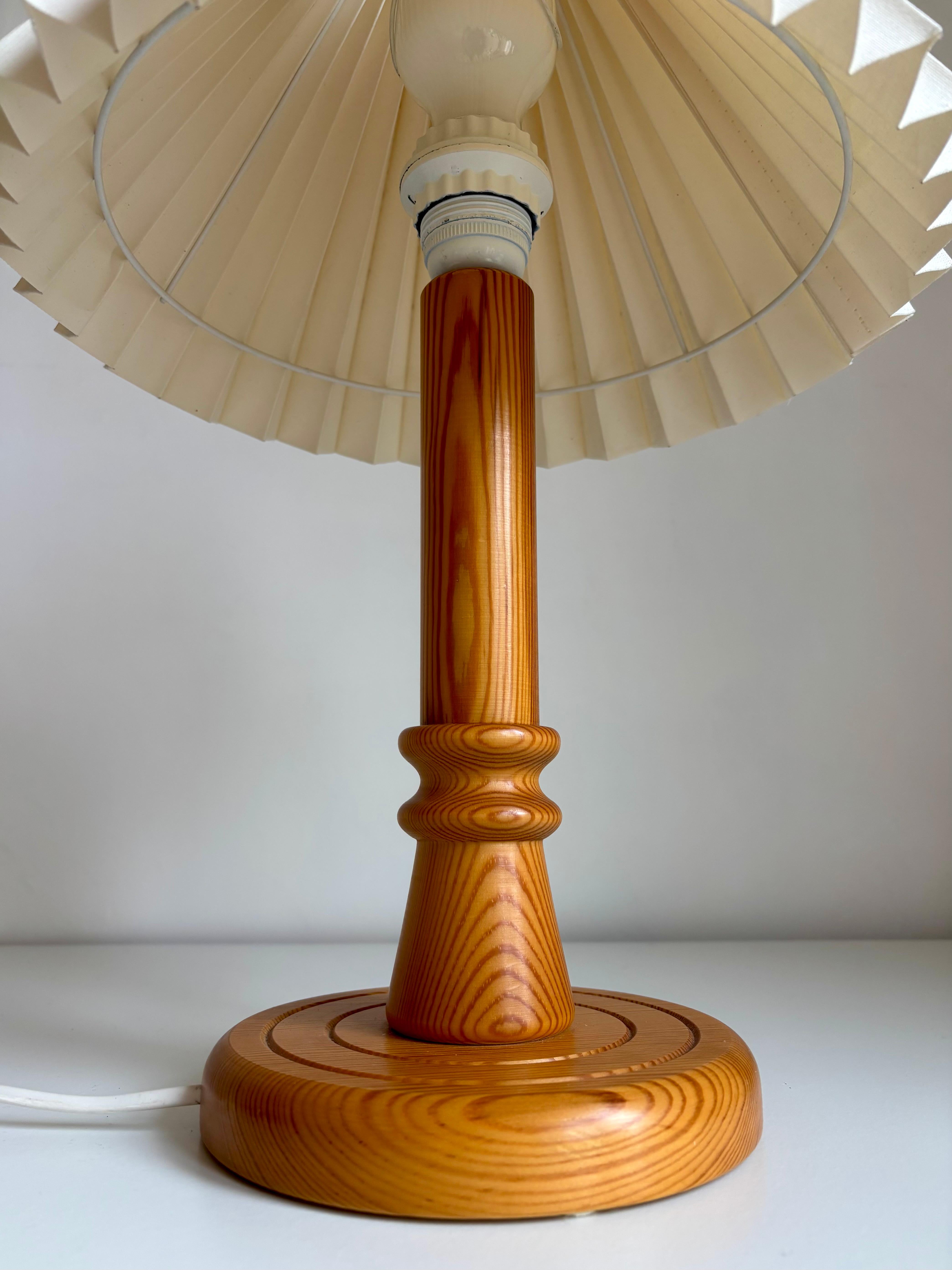 Bois Lampe de table vintage en pin suédois, 1970 en vente