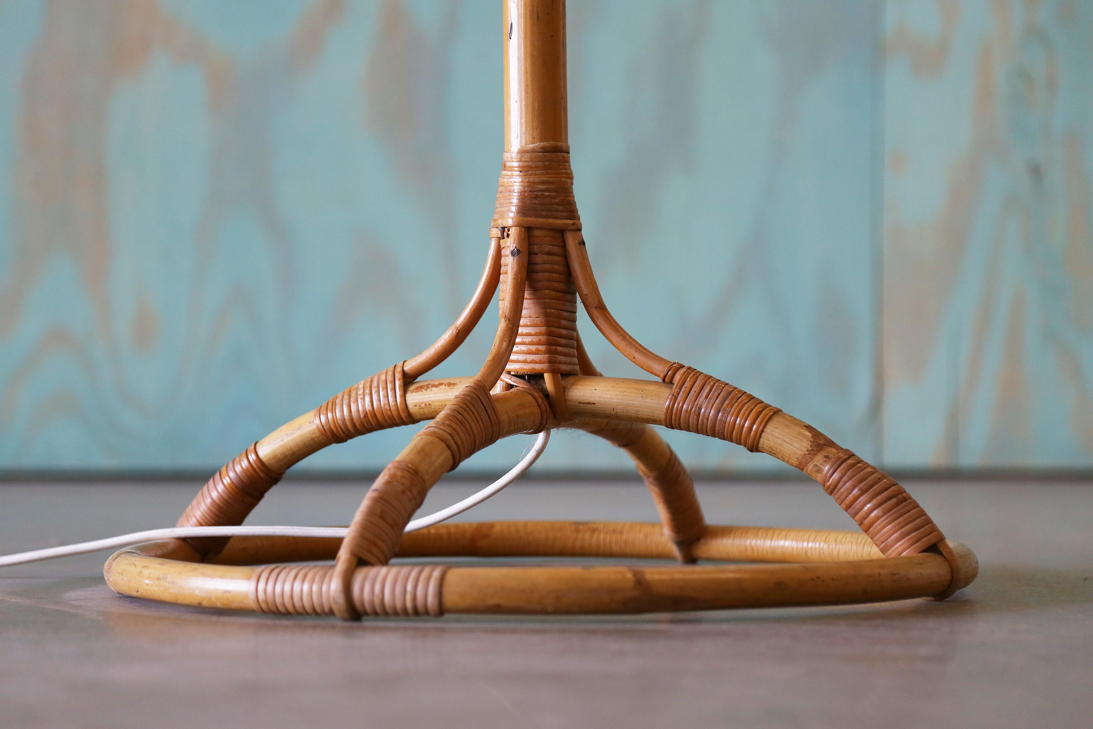 Bohème Lampadaire suédois vintage en rotin canné lin Boho Modern en vente