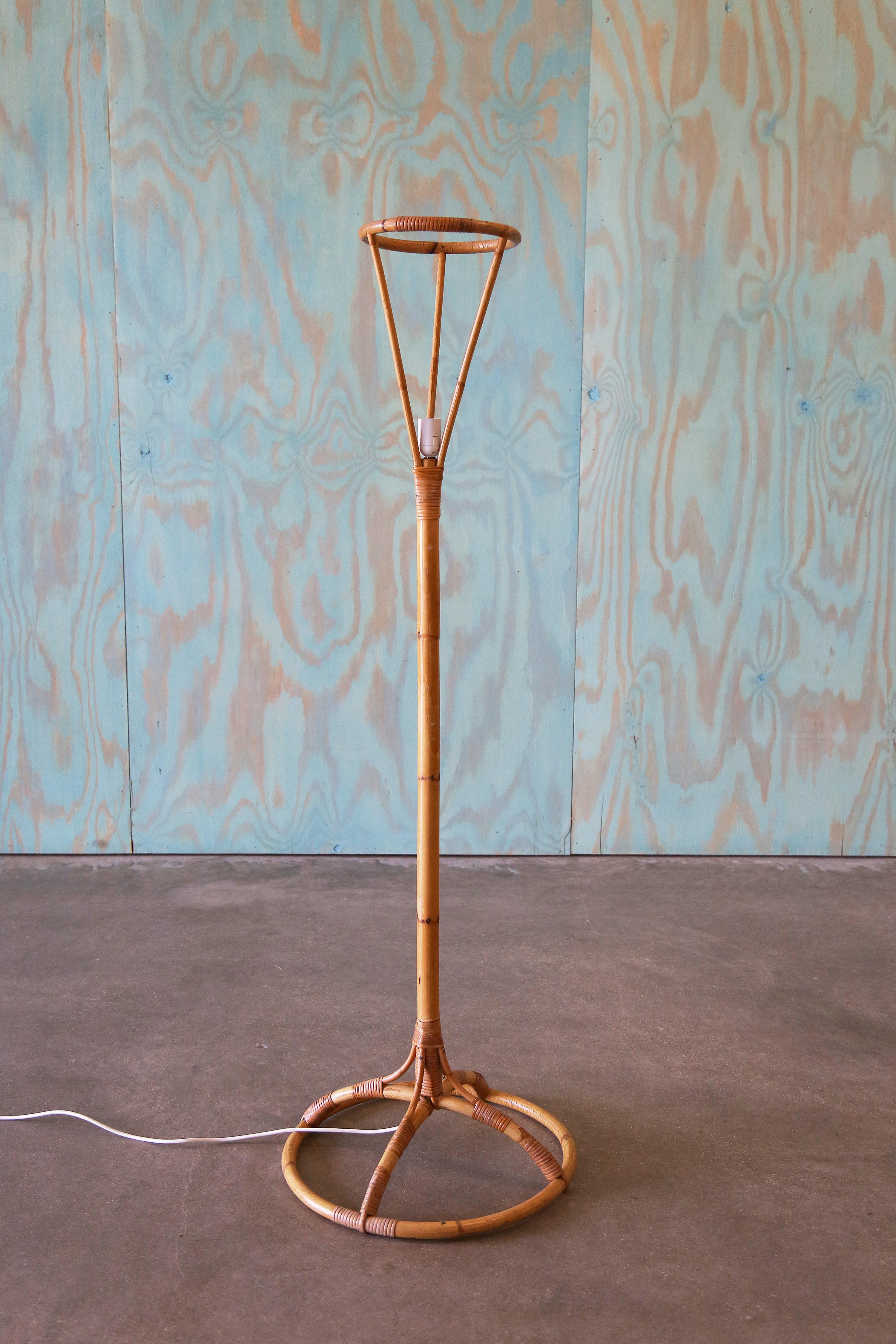 Suédois Lampadaire suédois vintage en rotin canné lin Boho Modern en vente