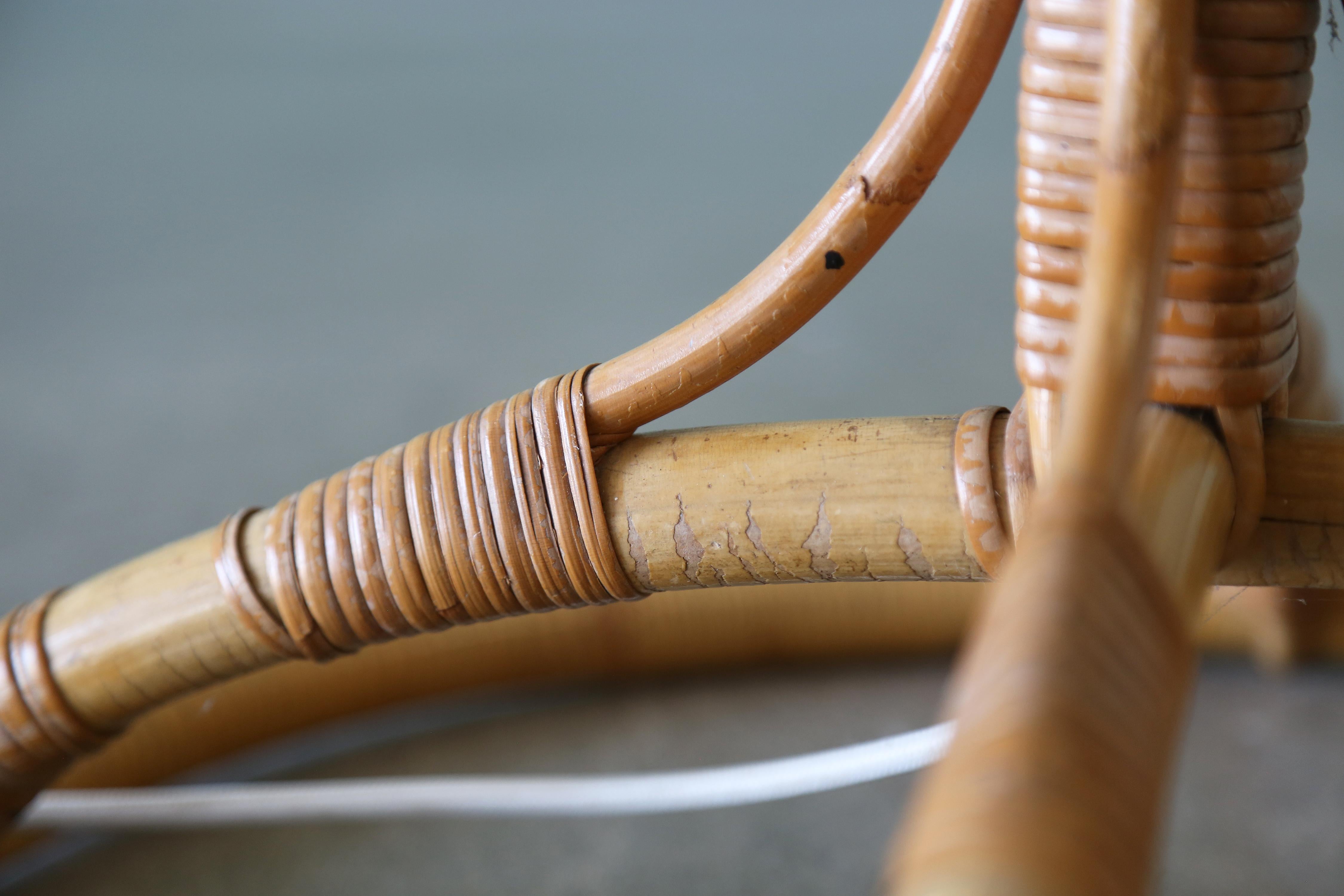 Milieu du XXe siècle Lampadaire suédois vintage en rotin canné lin Boho Modern en vente