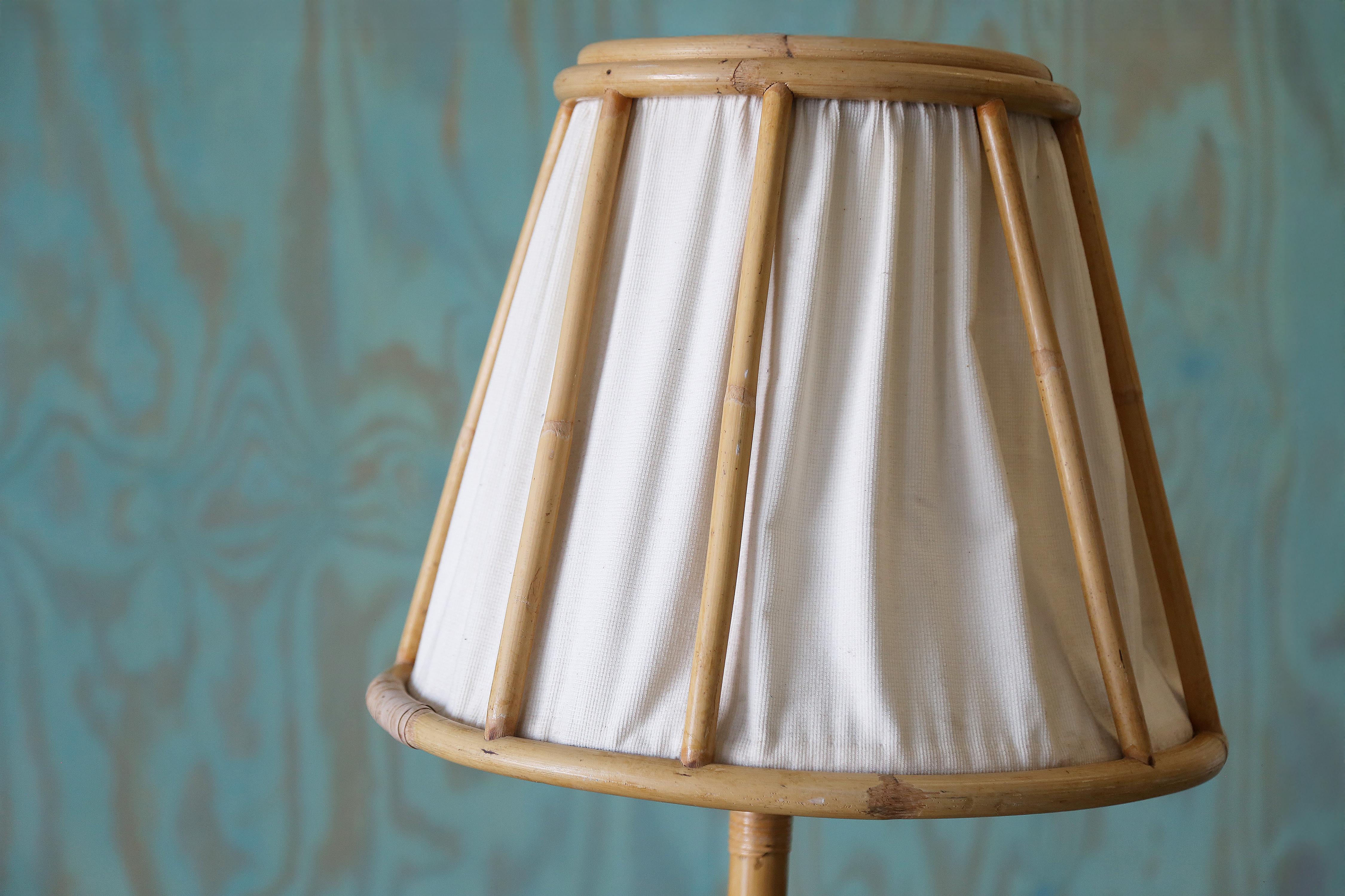 Lampadaire suédois vintage en rotin canné lin Boho Modern en vente 2