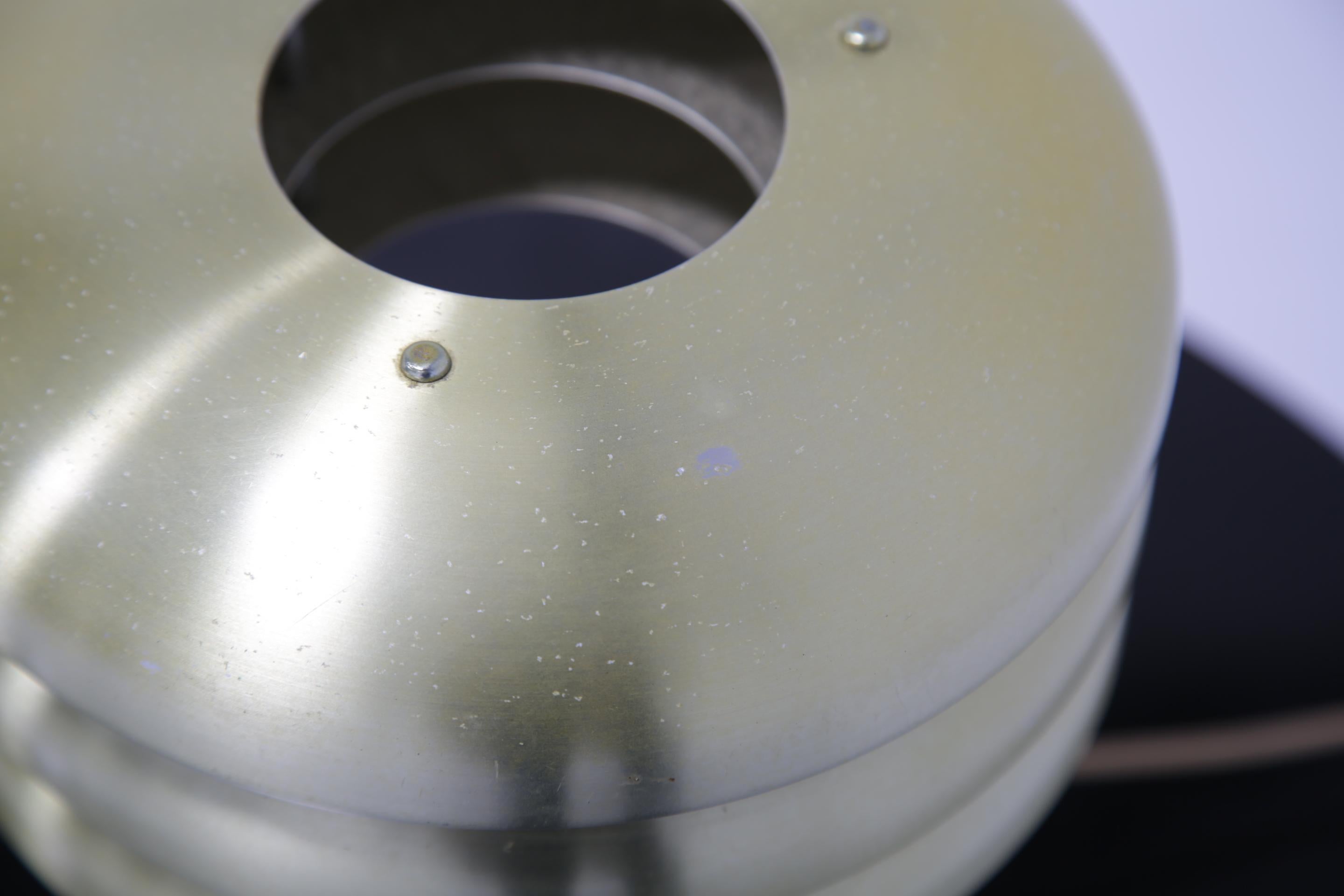 Eine Tischleuchte aus gedrehtem Aluminium von Hand-Agne Jakobsen, einem famosen Beleuchtungsdesigner und einem unserer Favoriten. Diese Lichter sind aus Messing auf Aluminium plattiert. Sie werden oft als Bienenstocklampen bezeichnet. Sie sind super