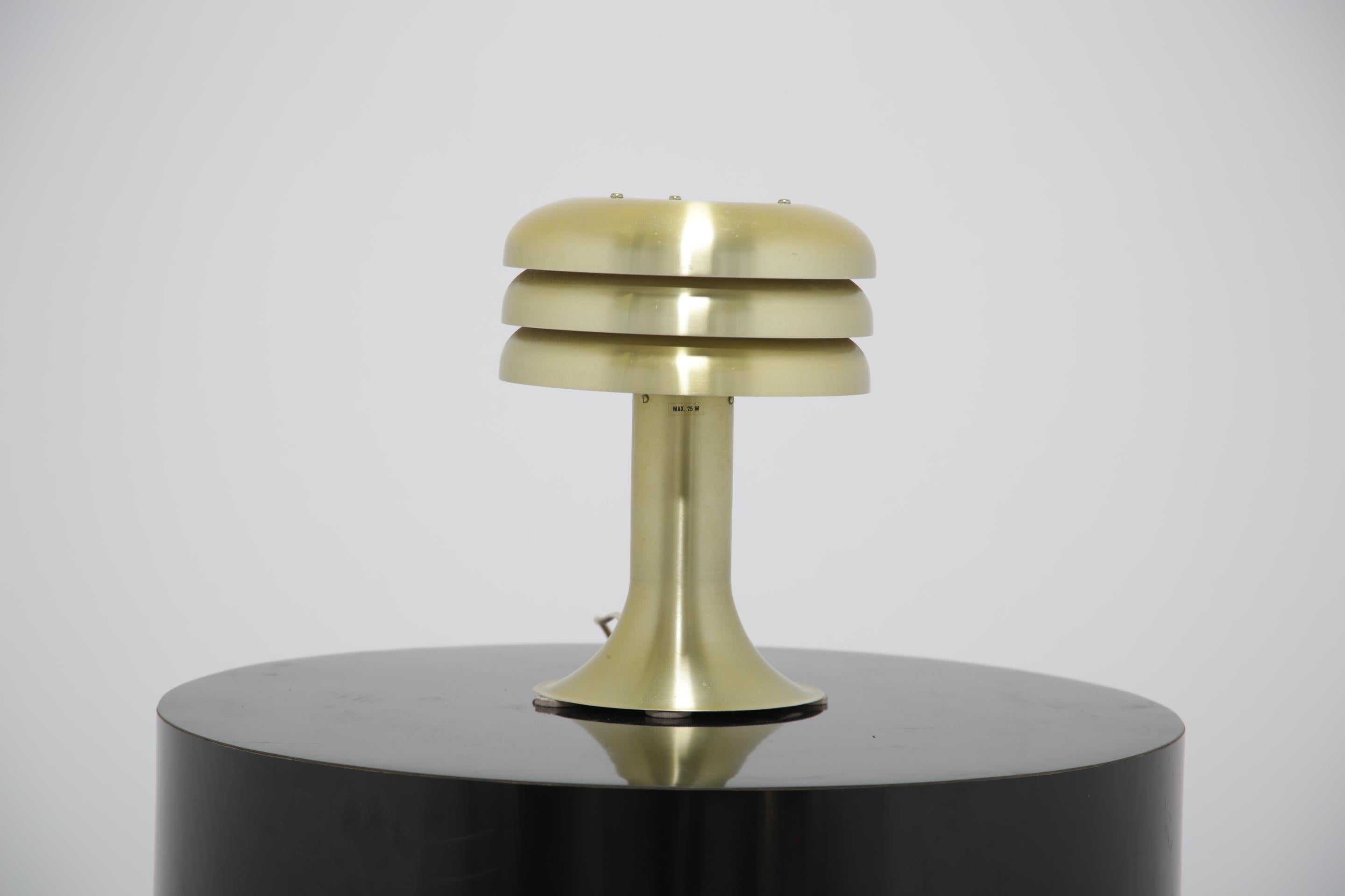 Schwedische gerippte Vintage-Tischlampe Model BN-25 von Hans-Agne Jakobsson, 1960er Jahre im Angebot 1