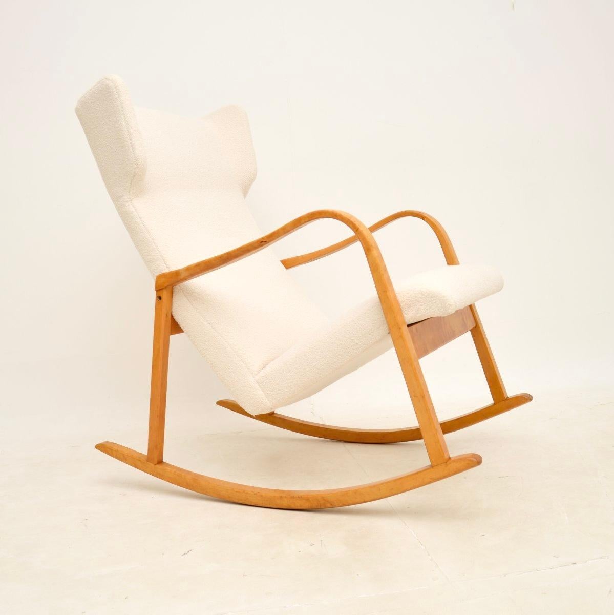 Mid-Century Modern Chaise à bascule suédoise vintage en bouleau satiné en vente