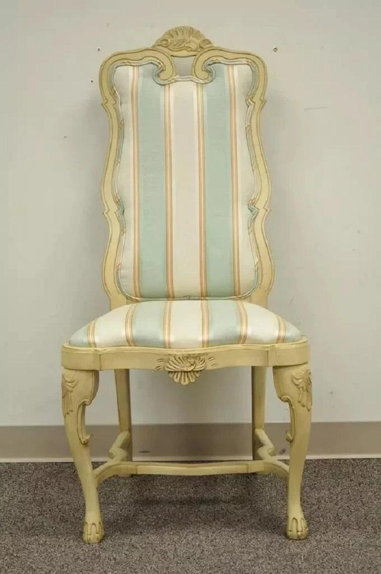 Vintage Swedish Rococo Italian Baroque Style Shell Carved Cream Painted Side Chair. Cet article se caractérise par un magnifique rembourrage rayé, une construction robuste en bois massif, une base soutenue par un châssis, des pieds en forme de boule